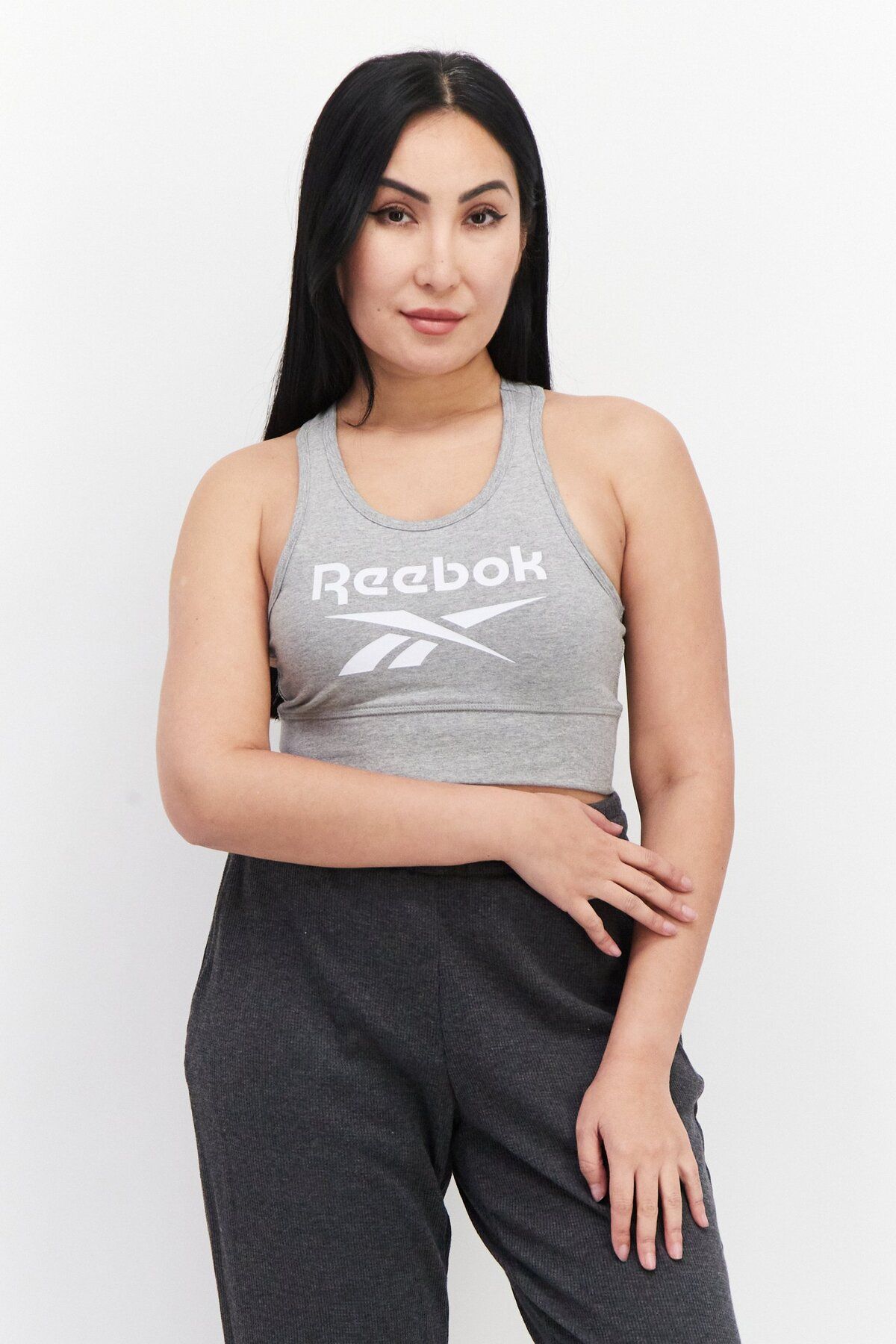 Reebok-حمالة صدر رياضية غير مبطنة بشعار العلامة التجارية للنساء، رمادي باهت 1