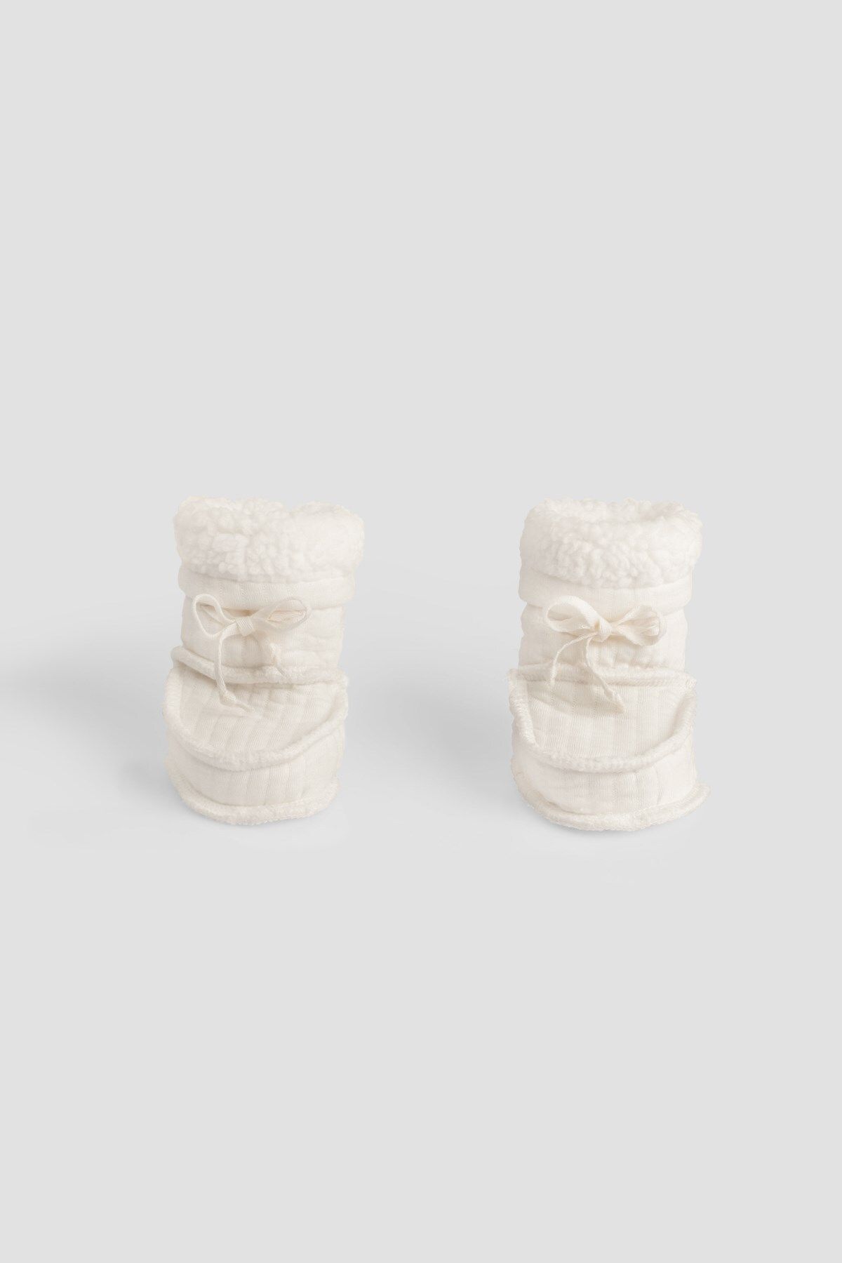 Little Gusto-Wellsoft Quilted Ecru Baby Booties 1