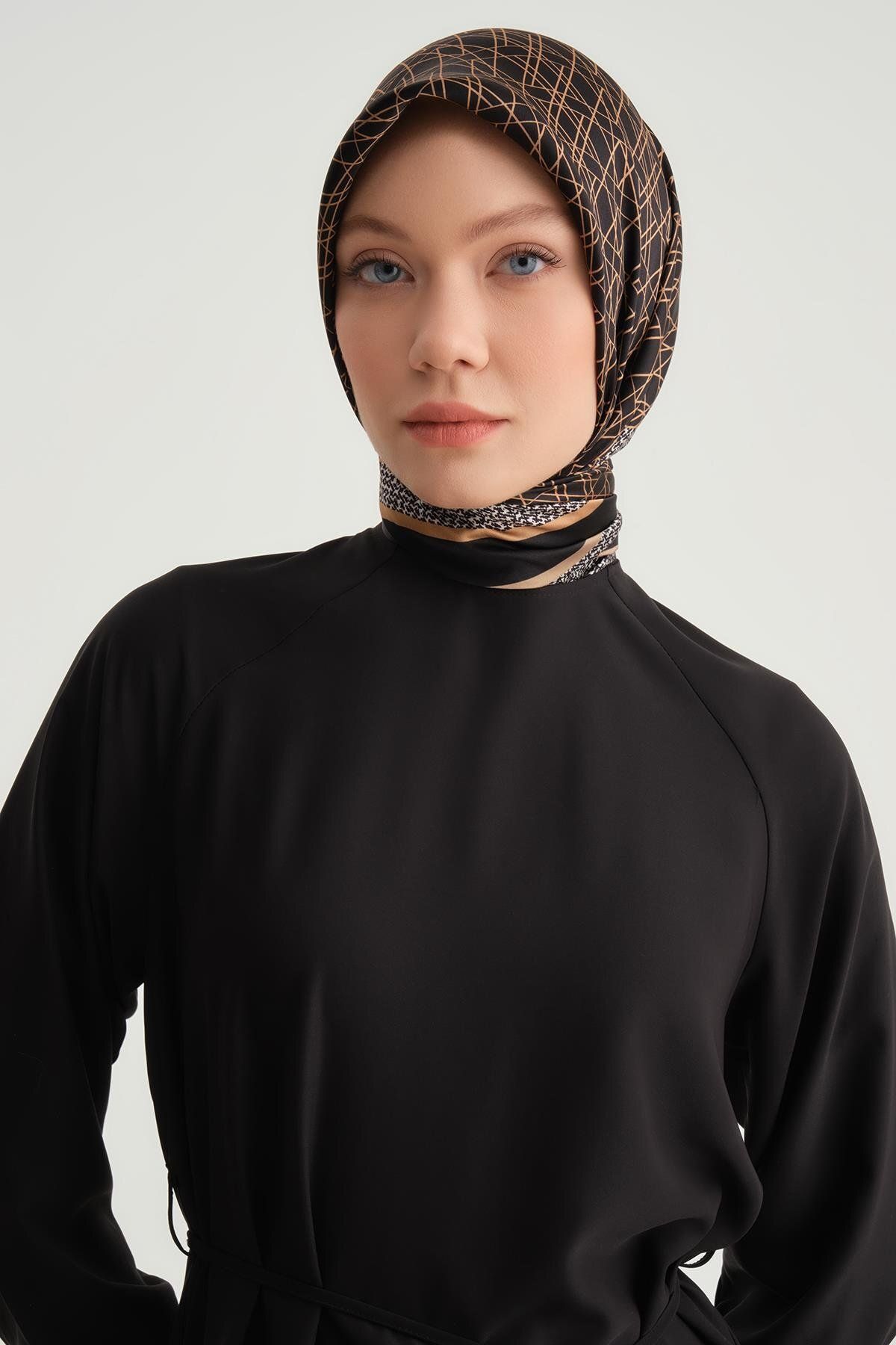 بلوز گلدار 24y3500 مشکی Armine