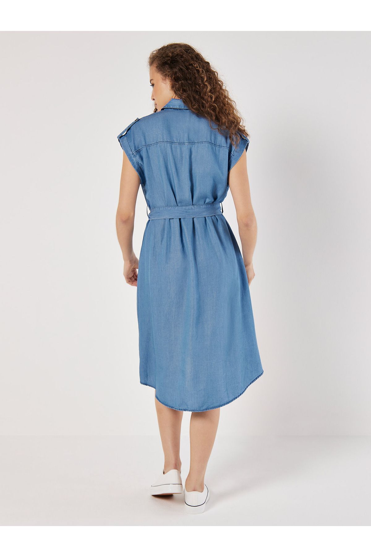 Apricot-Hemdblusenkleid aus Denim 5