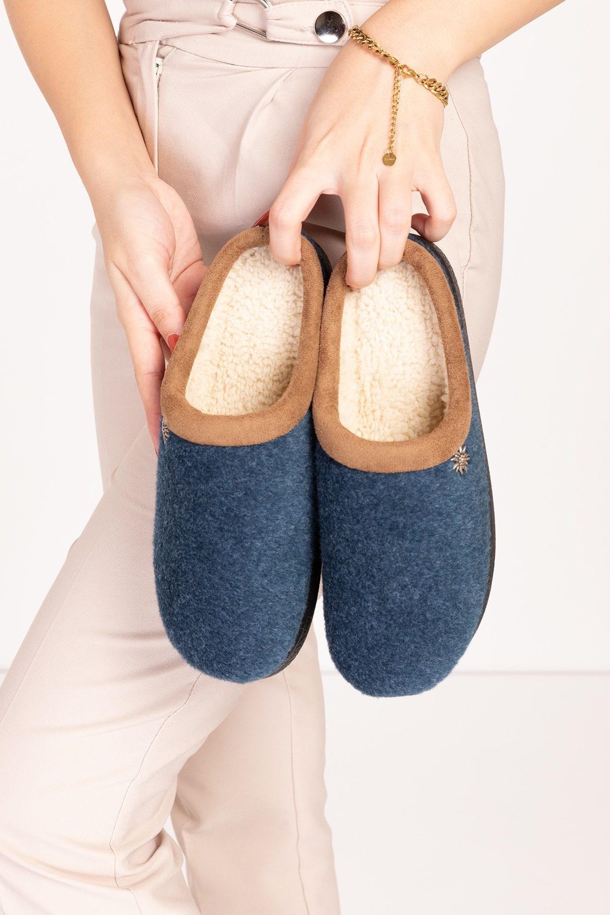 Gondol-Comfortable and Light Furry House Slippers - Ev.216 1