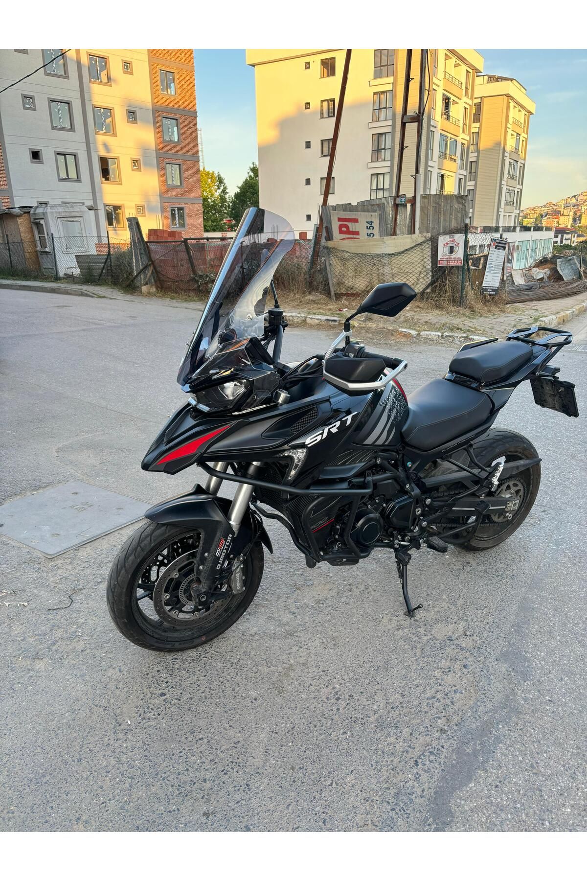 QJ SRT 800 X Siperlik Ön Cam 2023-2025 Model 61cm Füme Renkli 4mm