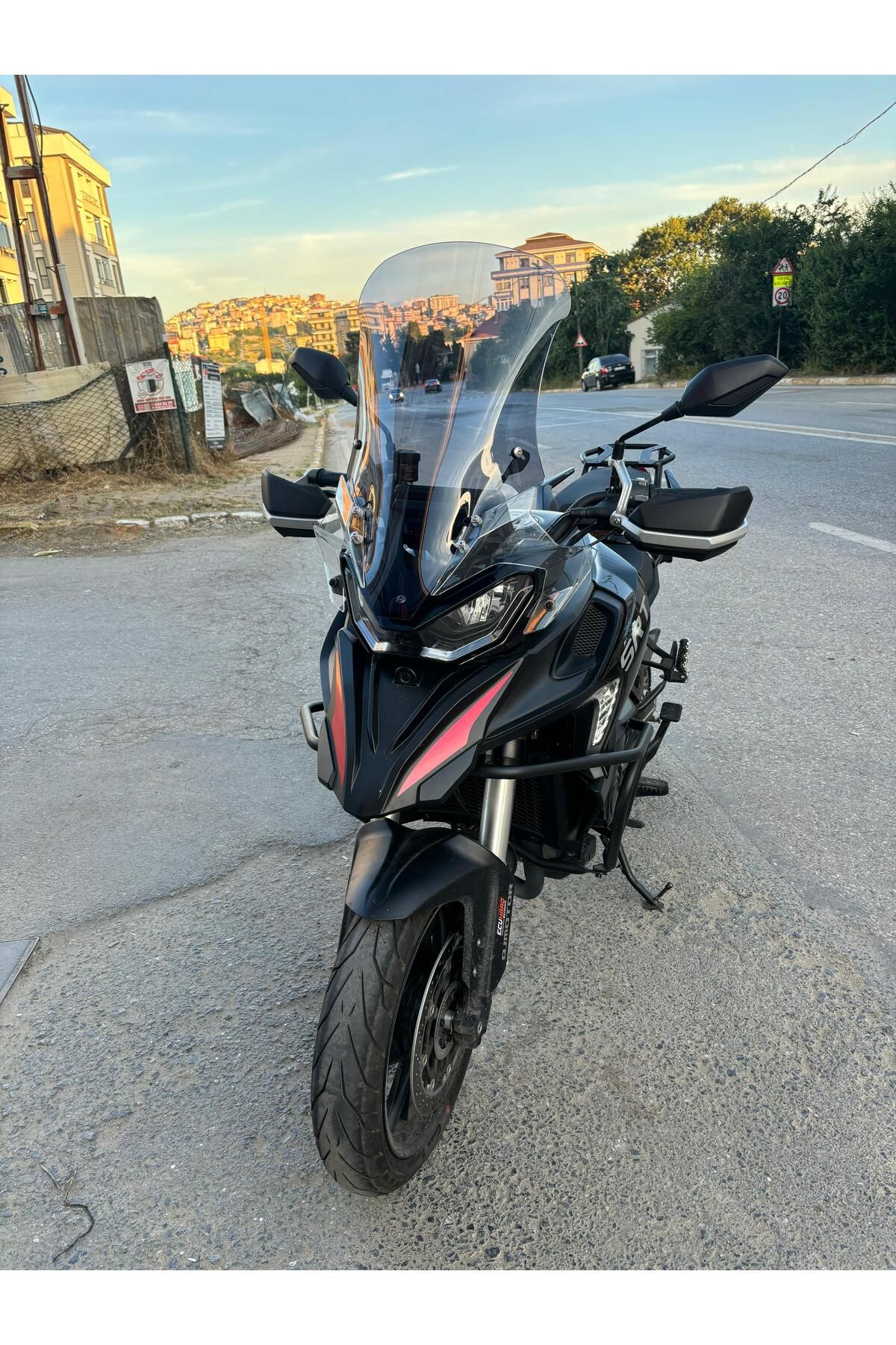 QJ SRT 800 X Siperlik Ön Cam 2023-2025 Model 61cm Füme Renkli 4mm