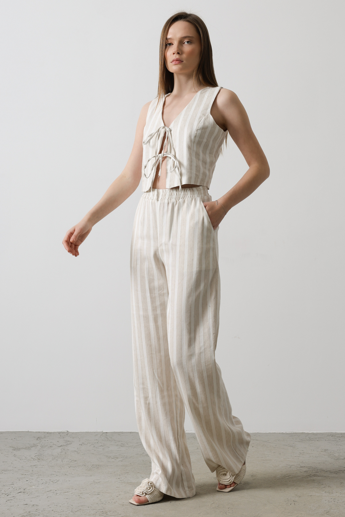 Trendyol Collection-Beige Leinen-Look gestreifte Hose mit elastischem Bund TWOSS25PL00037 4