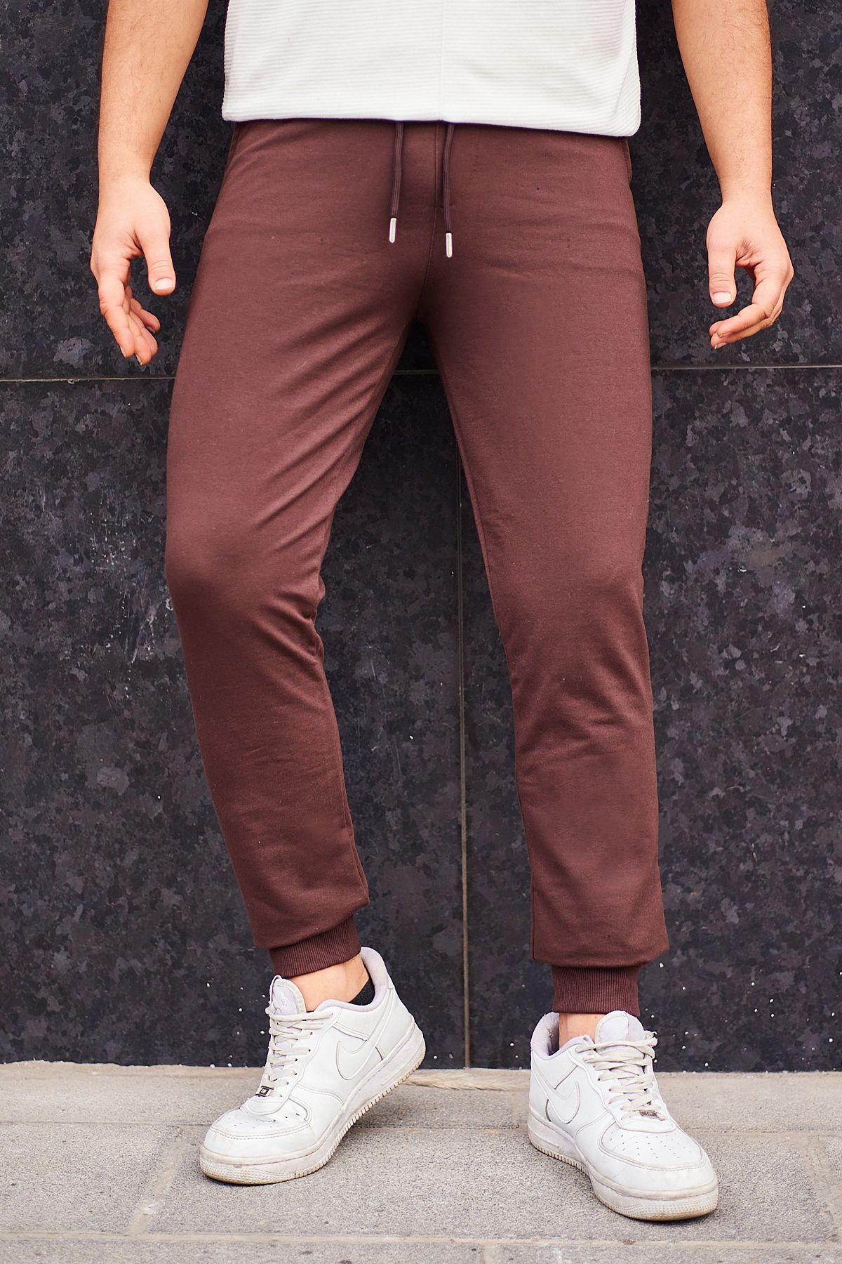 Trendyol Collection-Braune Jogger-Jogginghose mit normaler Passform – elastisches Bein TMNSS20EA0053 2