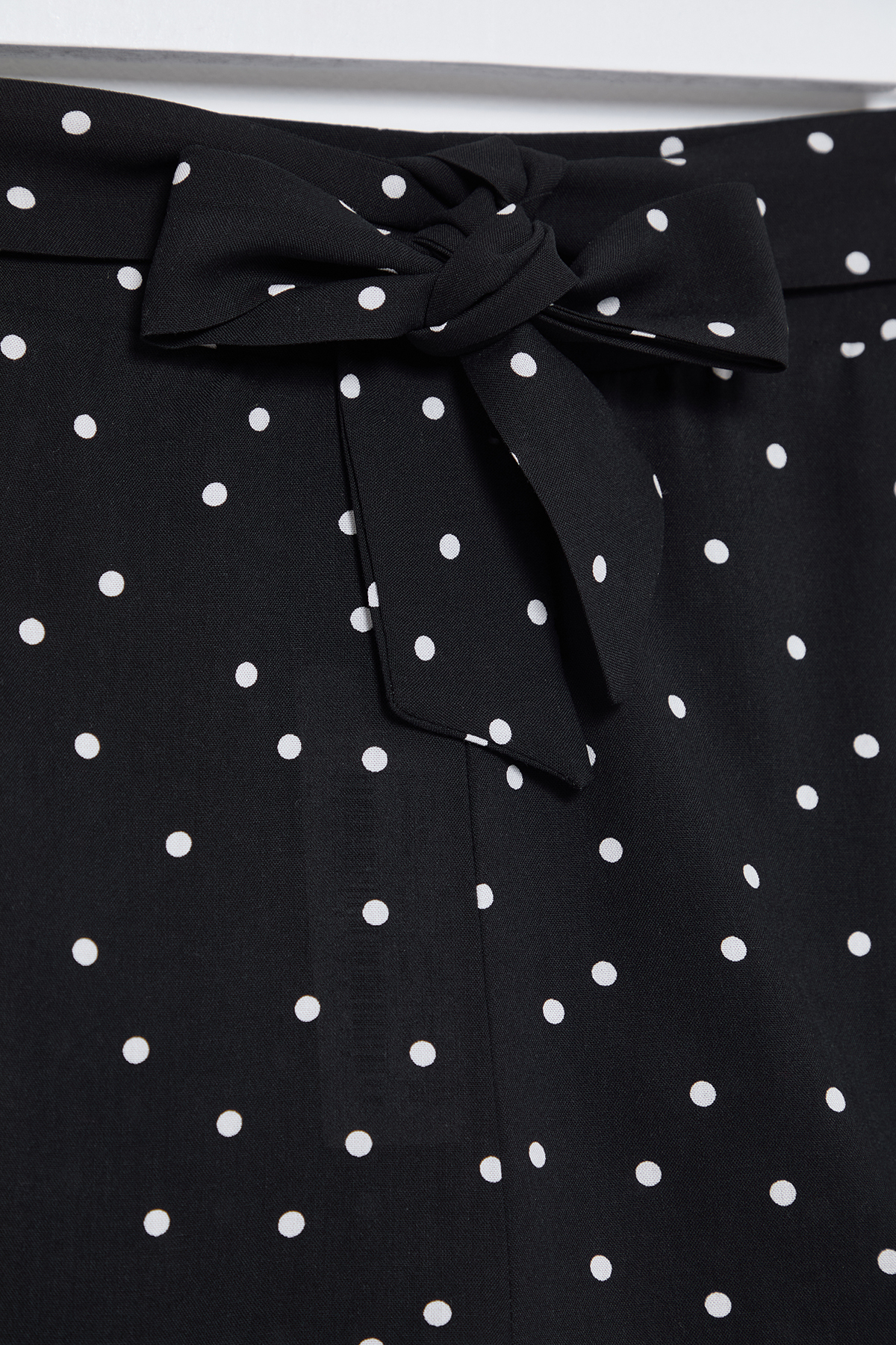 Trendyolmilla  Siyah Rahat Kesim Kuşaklı Puantiyeli Şort & Bermuda TWOSS25SR00008 - Görsel 8