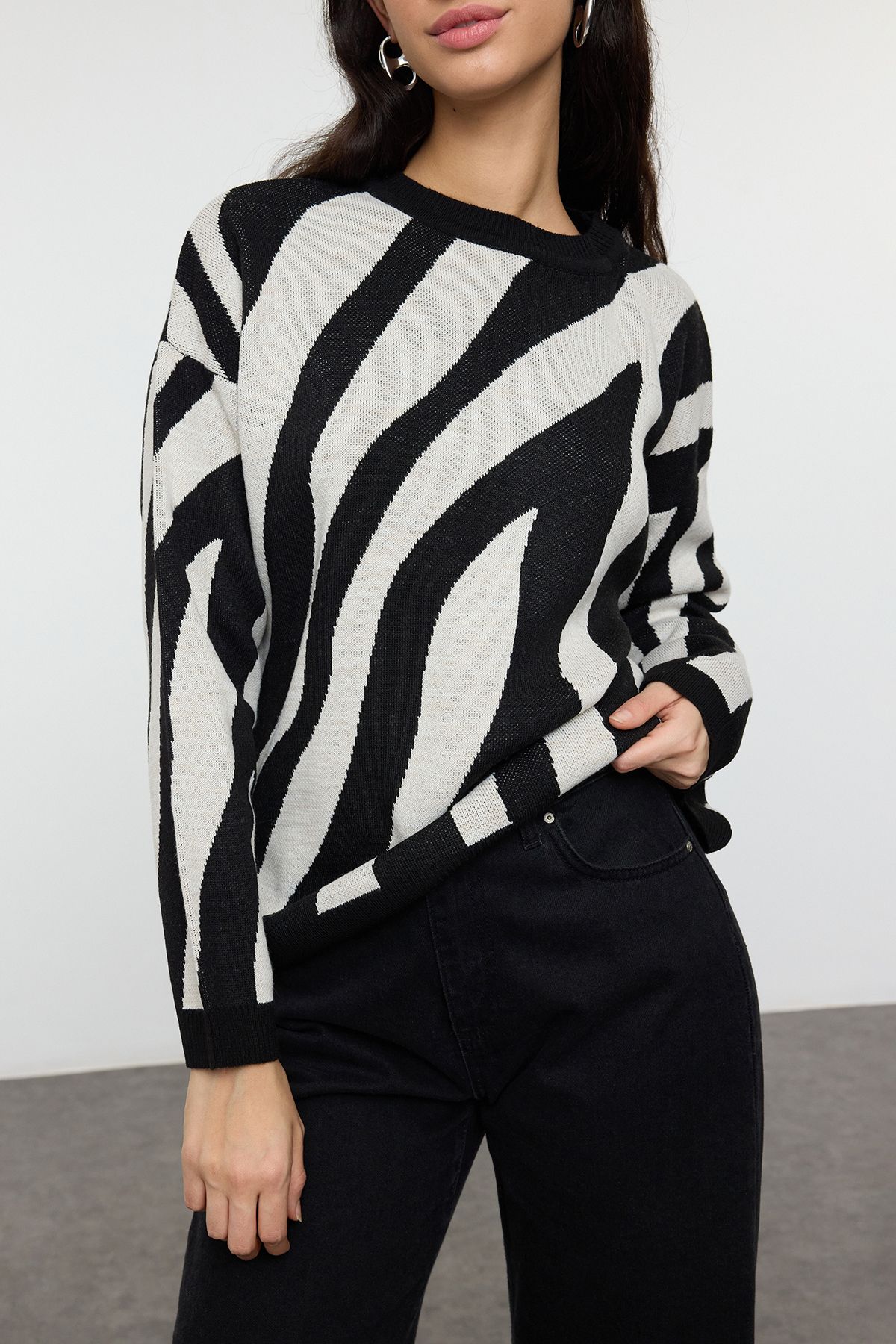 Edit by Trendyol Czarny Sweter Z Nadrukiem W Panterkę - Tedaw25ak00016 Kobieta - S/M