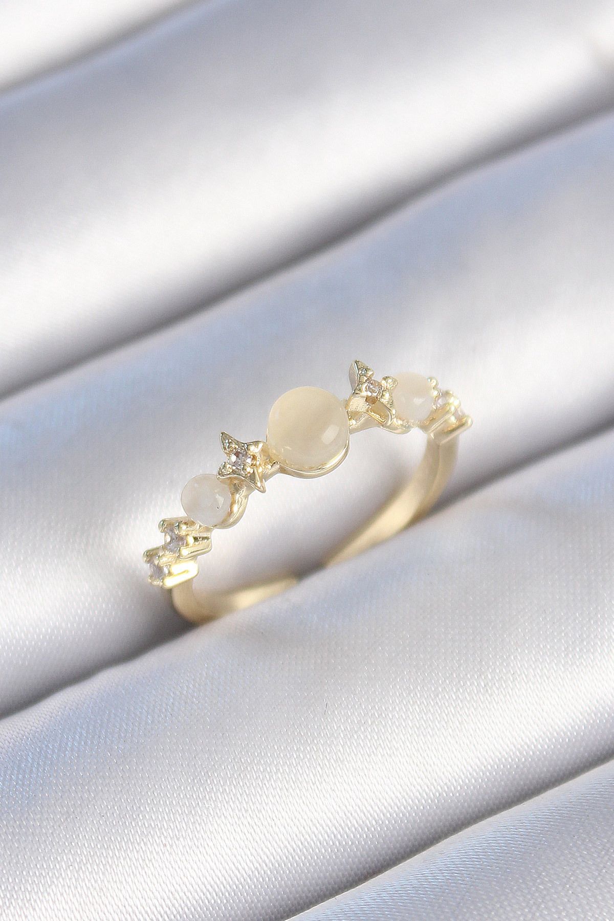 MMB Boutique Pirinç Gold Renk Zirkon Taşlı Yıldız Detay Beyaz Mineli Kadın Yüzük