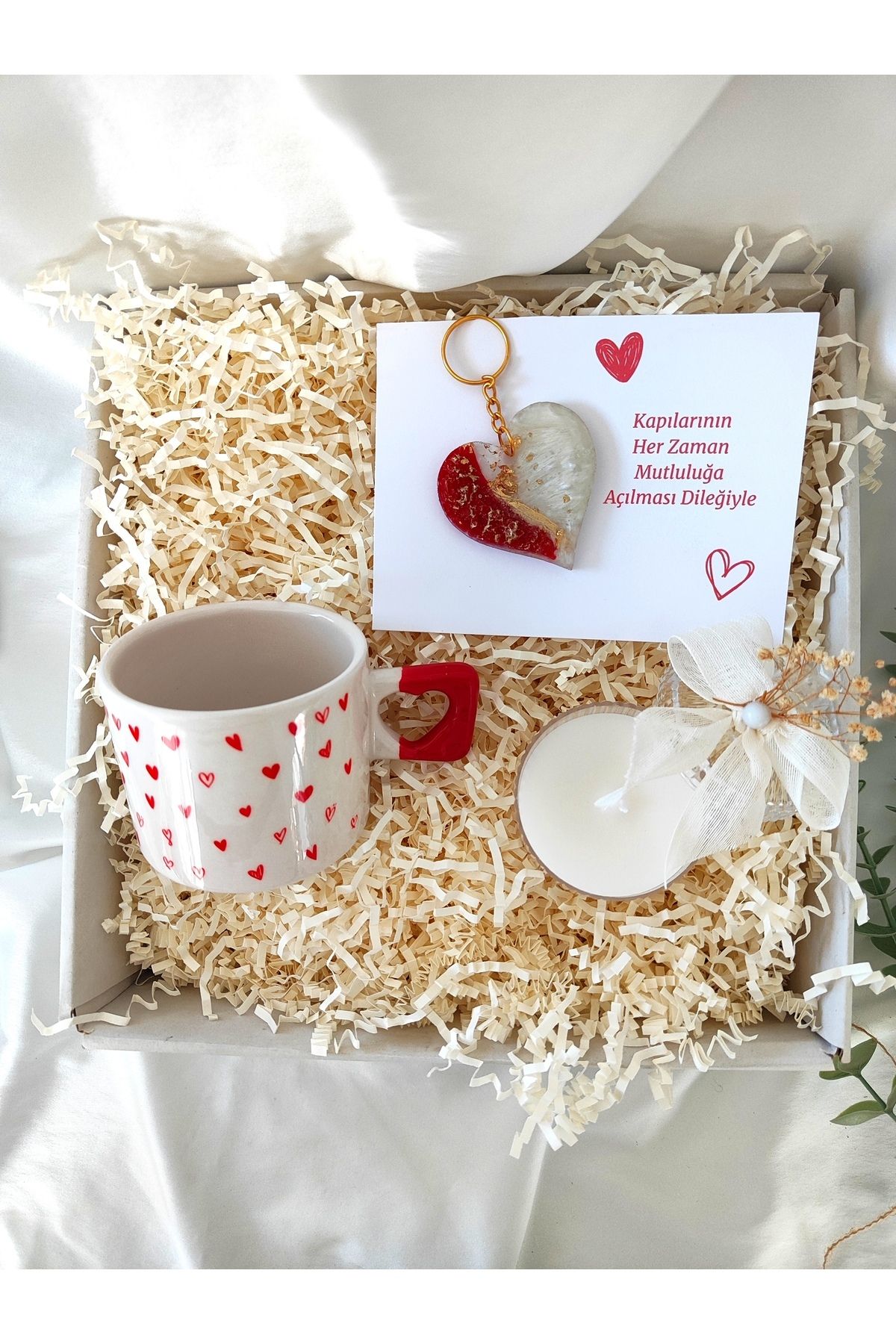 coffret cadeau en céramique porte clés en époxy et bougie parfumée à la vanille dans une boîte en mica