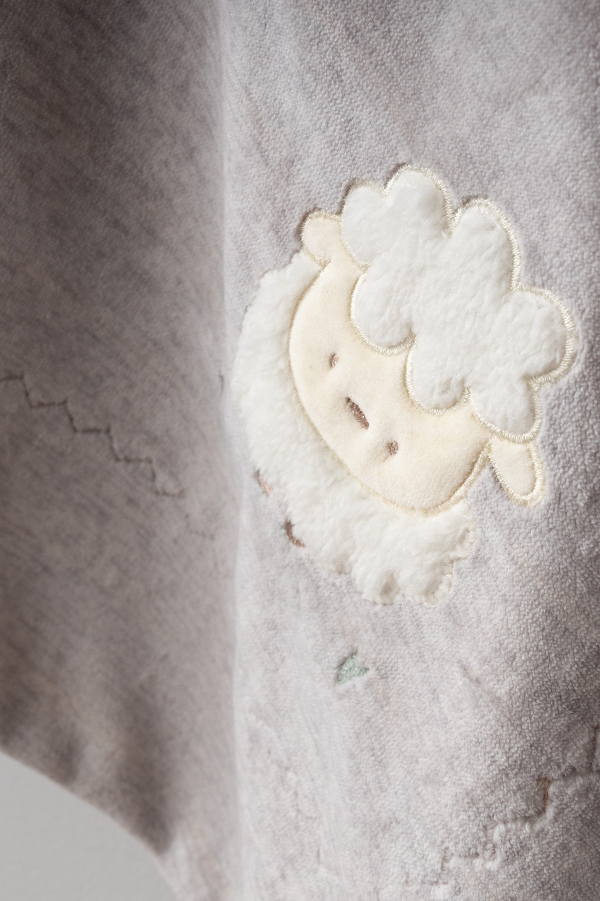 Bebitof Sevimli Kuzu Nakışlı Çift Katlı Kadife ve Wellsoft Bebek Battaniye fotoğrafı 2 (önizleme)