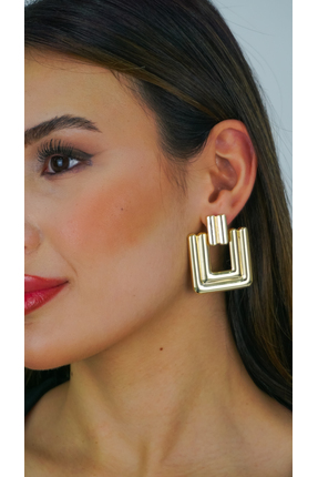 TRENDTAKI sallantılı gold kaplama kare küpe 0112