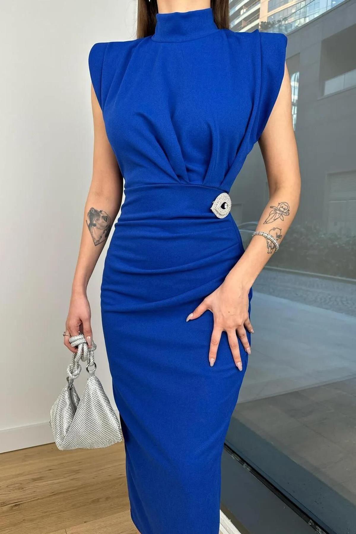 Deafox-Saks Blue Rollkragen-Kreppkleid mit Broschendetail – wattiert 4