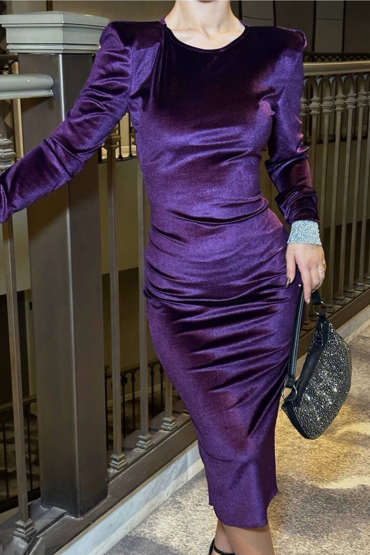 lovebox-Lilafarbenes Midikleid aus Samtstoff für Damen mit gepolsterten Ärmeln und Steindetails 582313 2