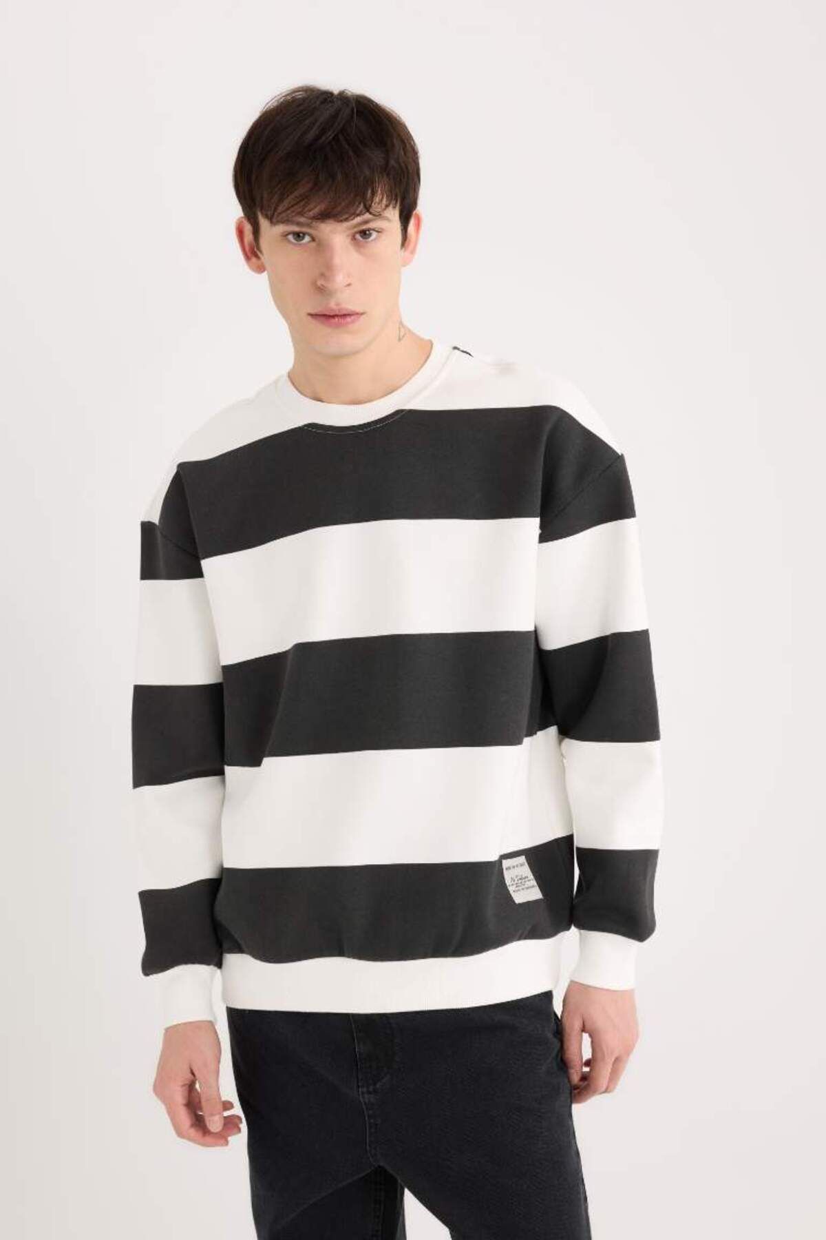 DeFacto Yeni Sezon Boxy Fit Bisiklet Yaka Çizgili Dokuma Etiketli Sweatshirt