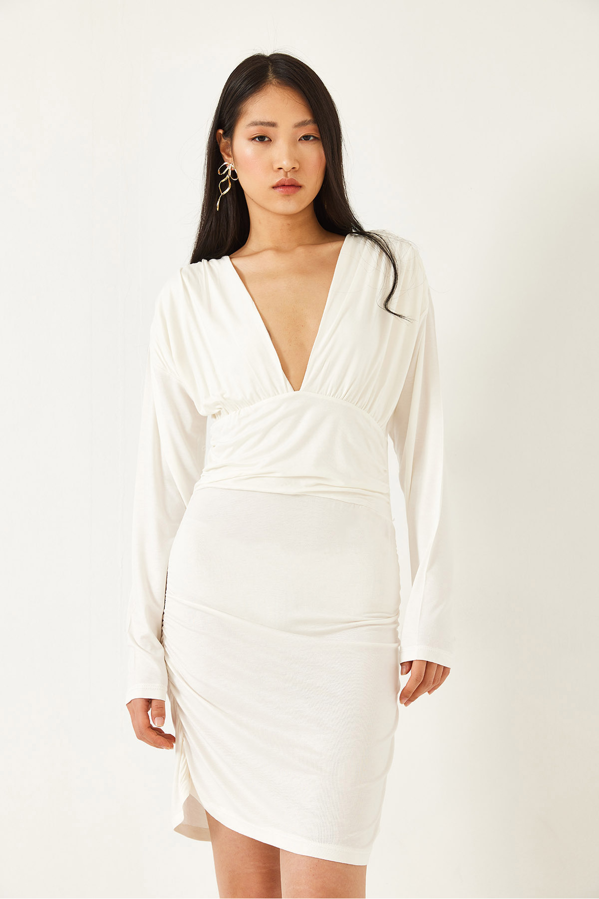 LUCCI Bodycon Mini Dress with Ruched Detail and V-Neck 3