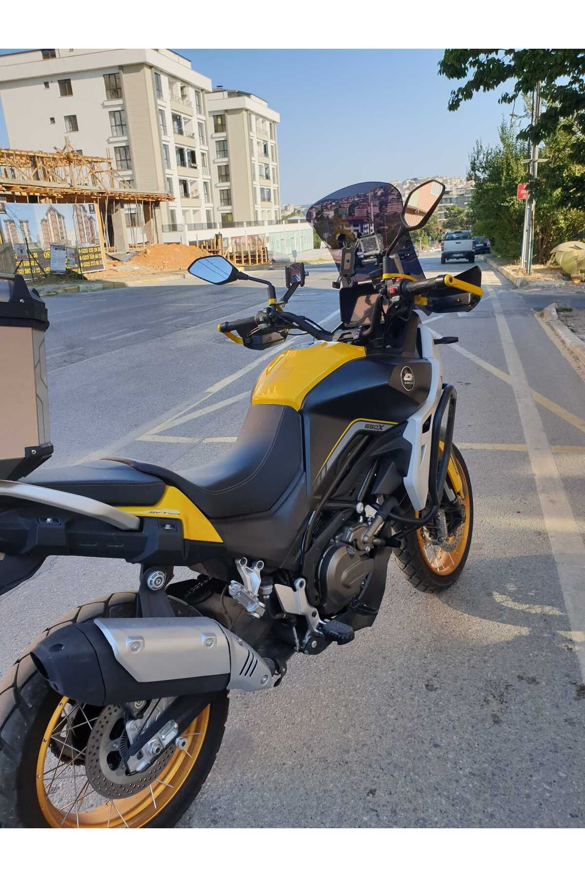 QJ SVT 650 X Siperlik Ön Cam 2023-2025 Model 50cm Siyah Renkli 4mm UZUN CAM