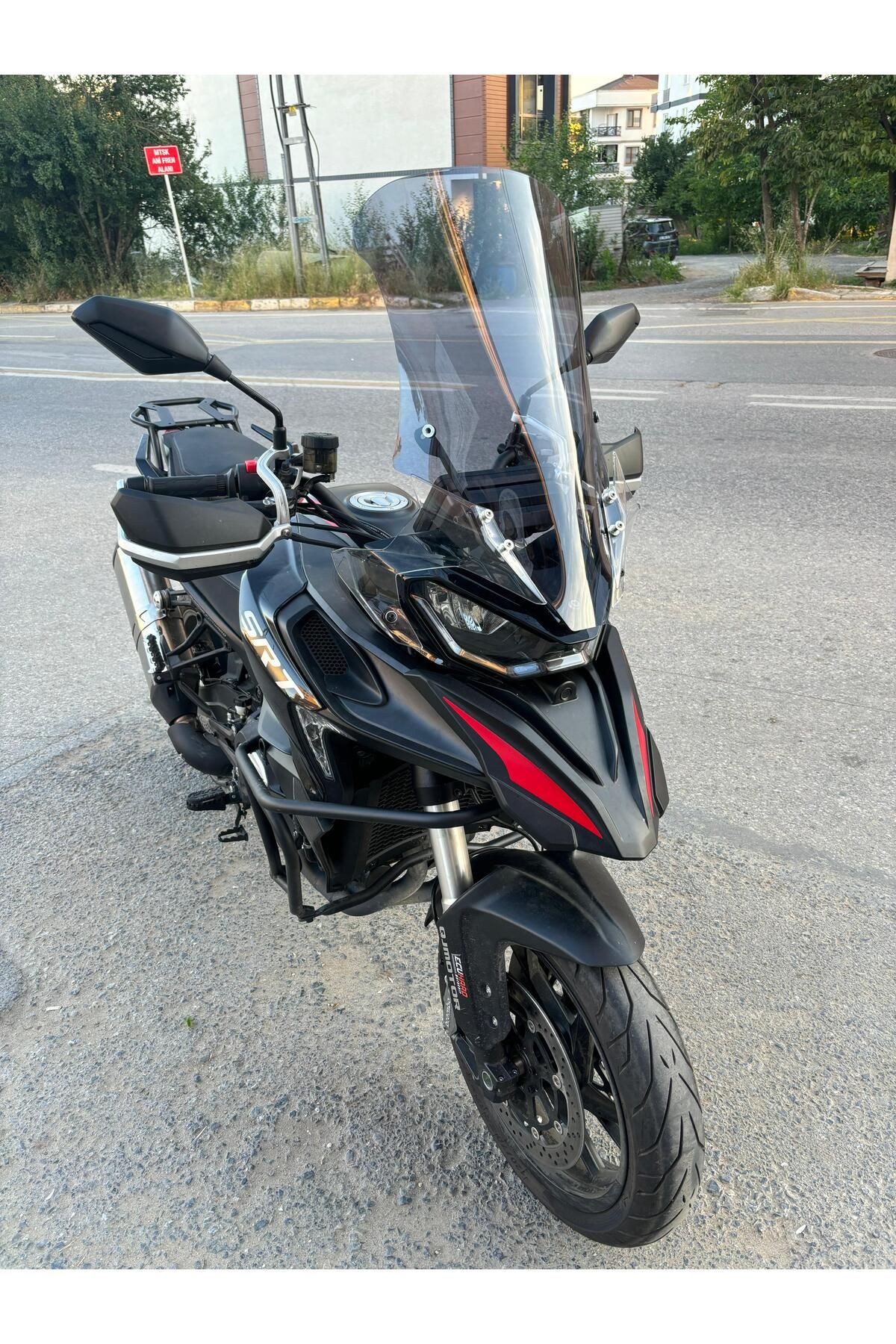 QJ SRT 800 X Siperlik Ön Cam 2023-2025 Model 61cm Füme Renkli 4mm