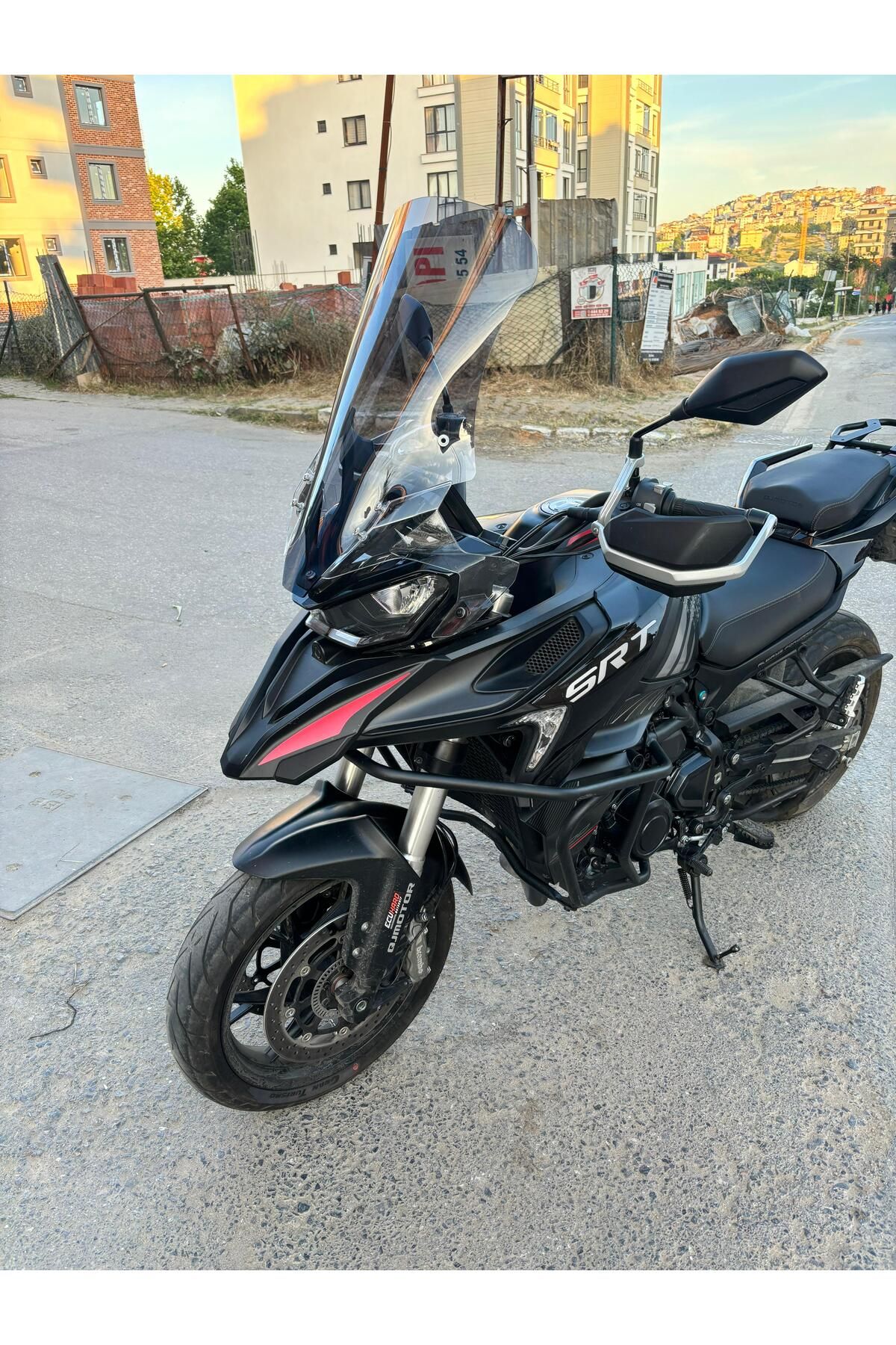 QJ SRT 800 X Siperlik Ön Cam 2023-2025 Model 61cm Füme Renkli 4mm