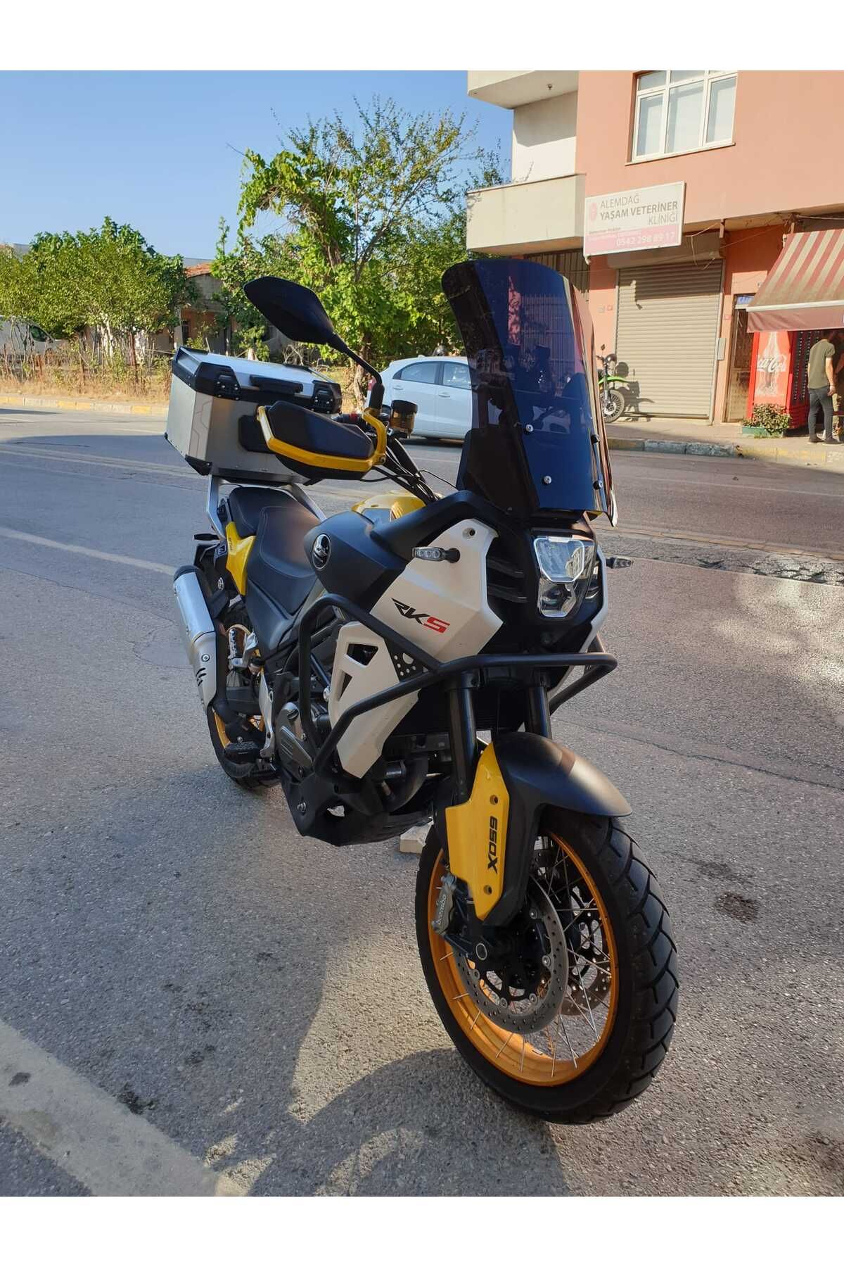 QJ SVT 650 X Siperlik Ön Cam 2023-2025 Model 50cm Siyah Renkli 4mm UZUN CAM