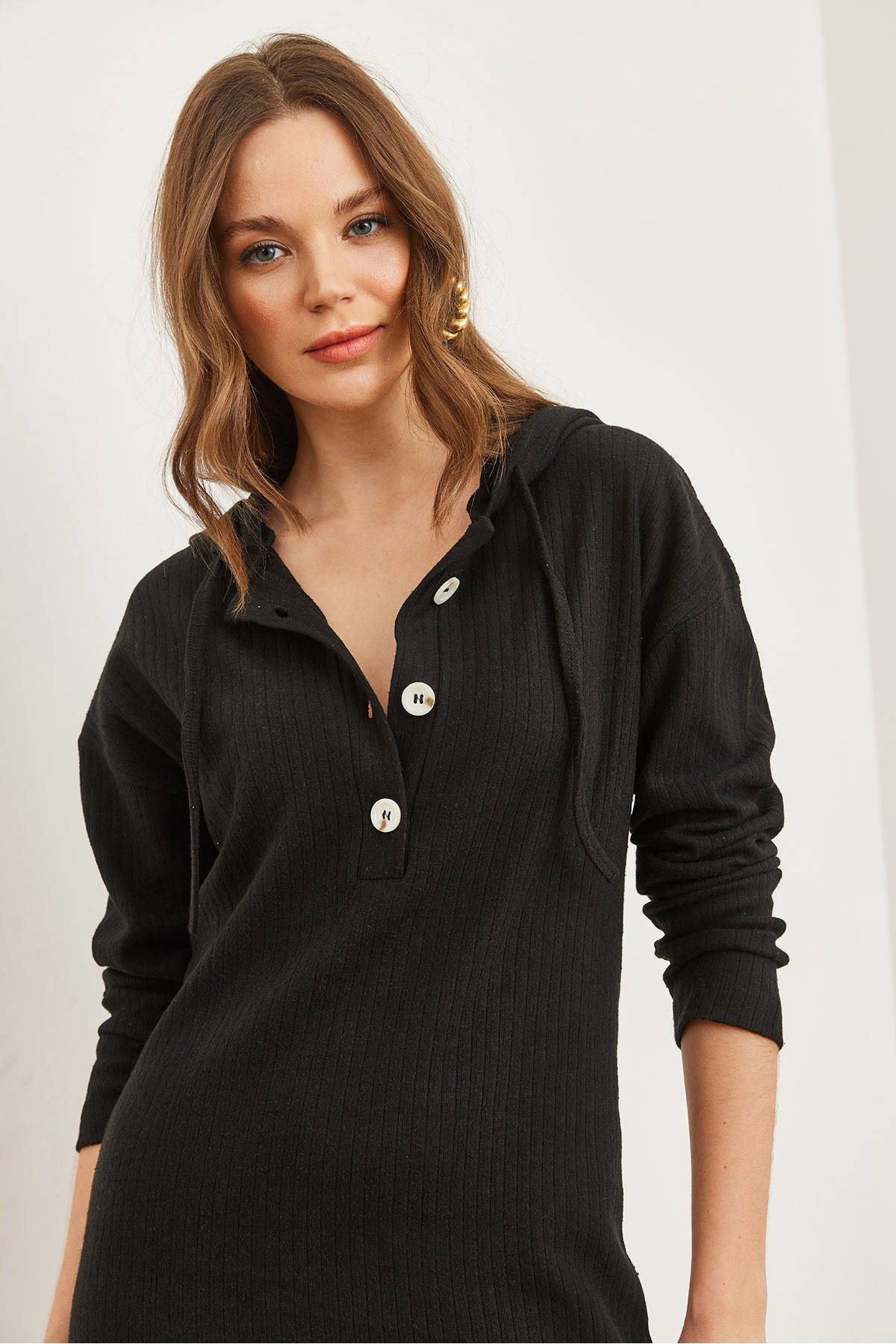 Kadın Siyah Düğmeli Kapşonlu Oversize Fitilli Maxi Elbise ELB-19002319