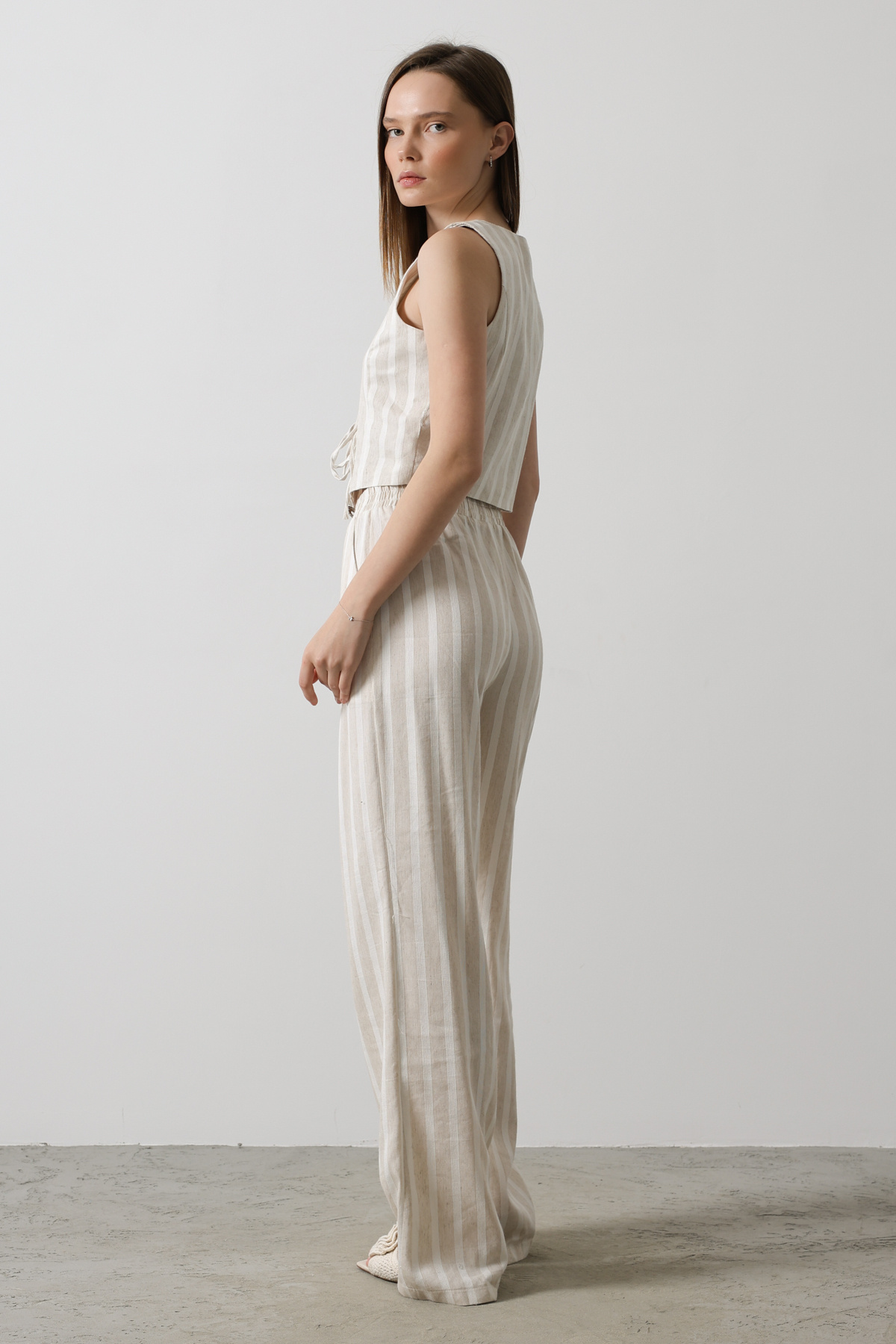 Trendyol Collection-Beige Leinen-Look gestreifte Hose mit elastischem Bund TWOSS25PL00037 7