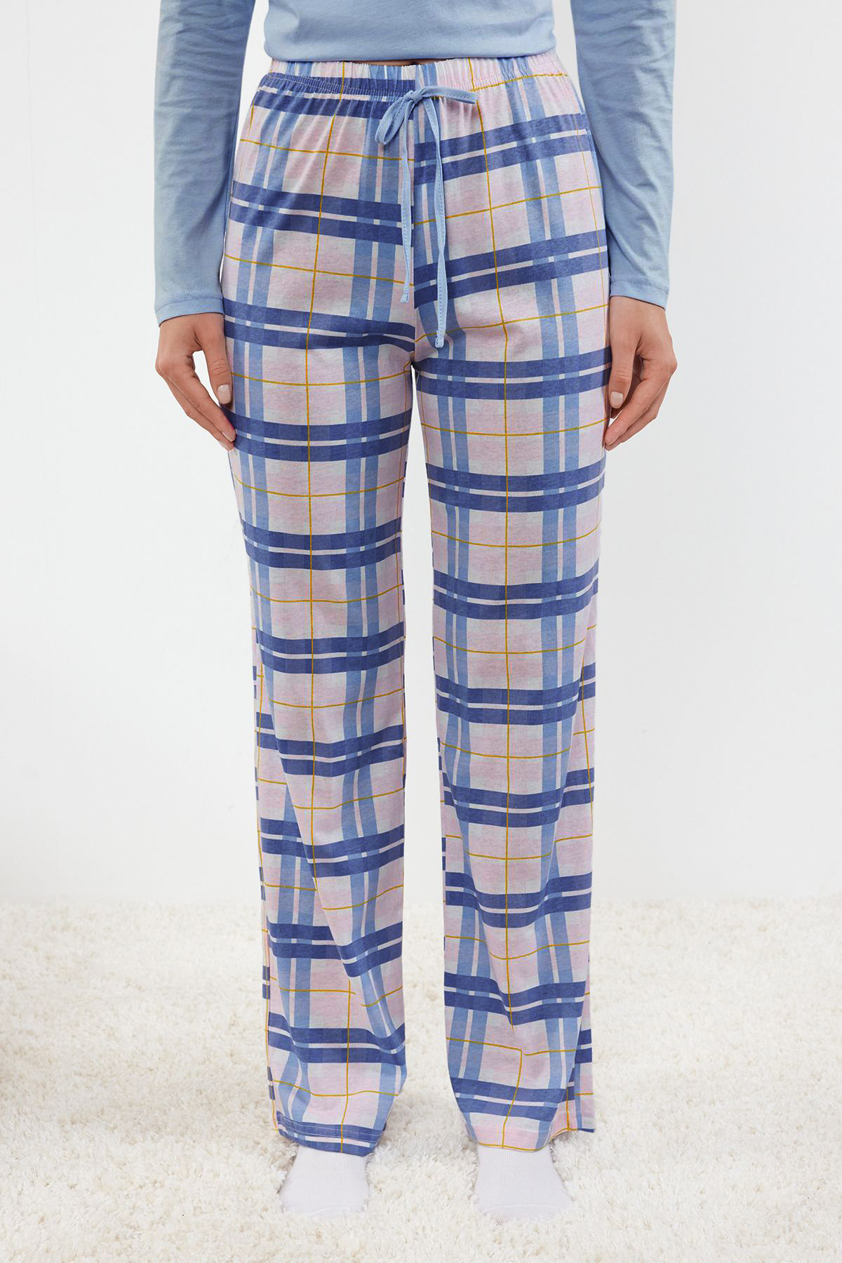 Trendyolmilla  Mavi %100 Pamuklu Ekoseli Bağlama ve Düğme Detaylı Örme Pijama Takımı THMAW25PT00004 - Görsel 4