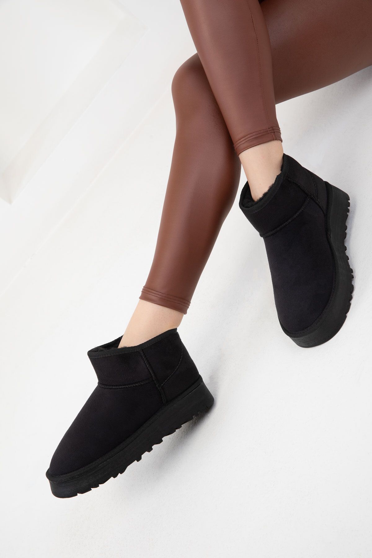 SOHO-Dámské černé semišové boty - 19761 Model Bootie 1