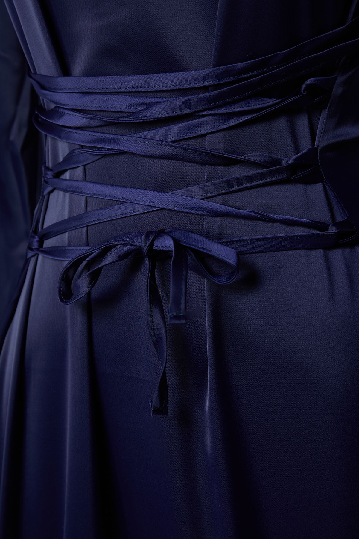 Trendyol Modest-Marineblaues Brit-Abendkleid aus gewebtem Satin mit Details TCTSS25DB00001 5