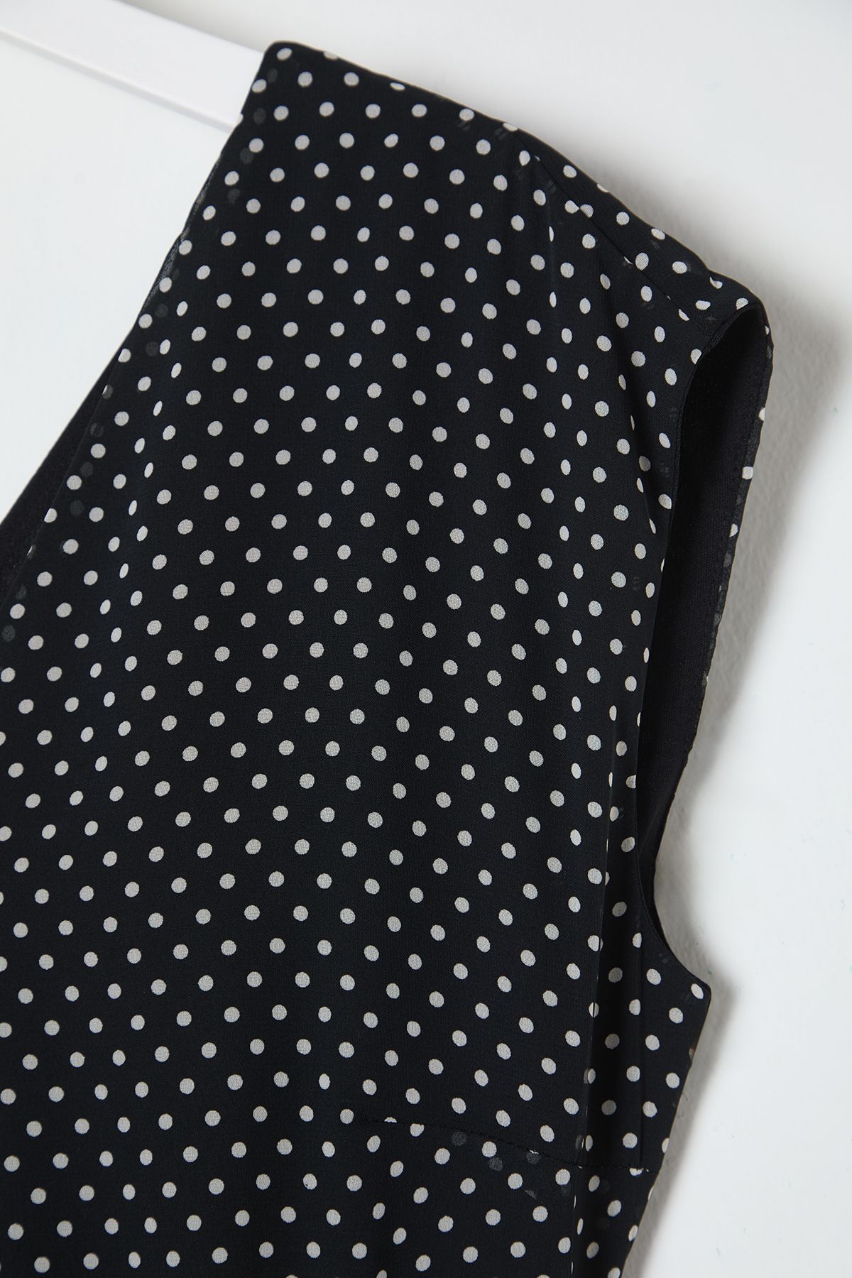 Trendyol Collection-Schwarzes, gewebtes Midikleid mit Polka Dot Print und V-Ausschnitt in A-Linie mit Gürtel TWOSS25EL00135 8