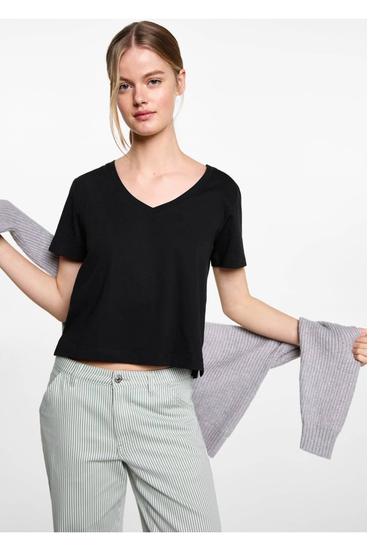 V yakalı tişört