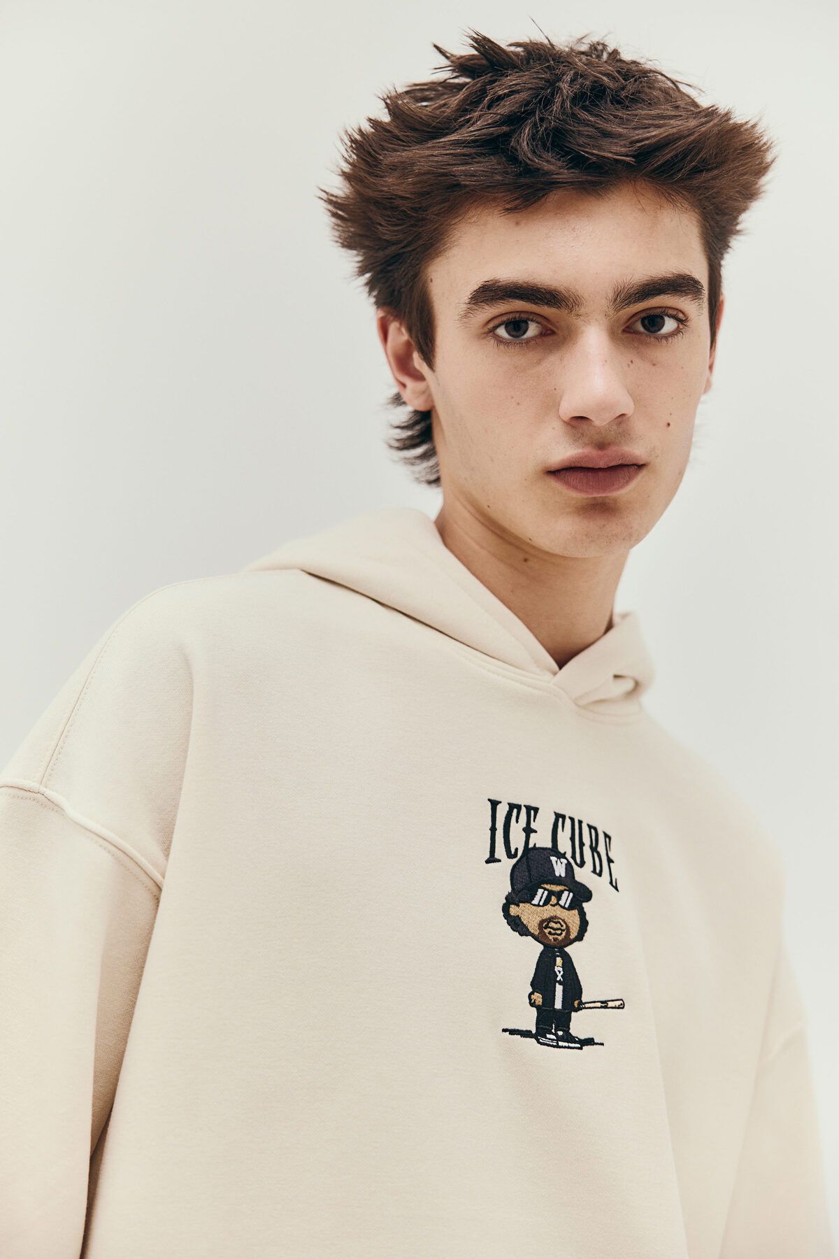 سویشرت آبی مردانه بالای سرپوش و چاپی بزرگ H M H&M