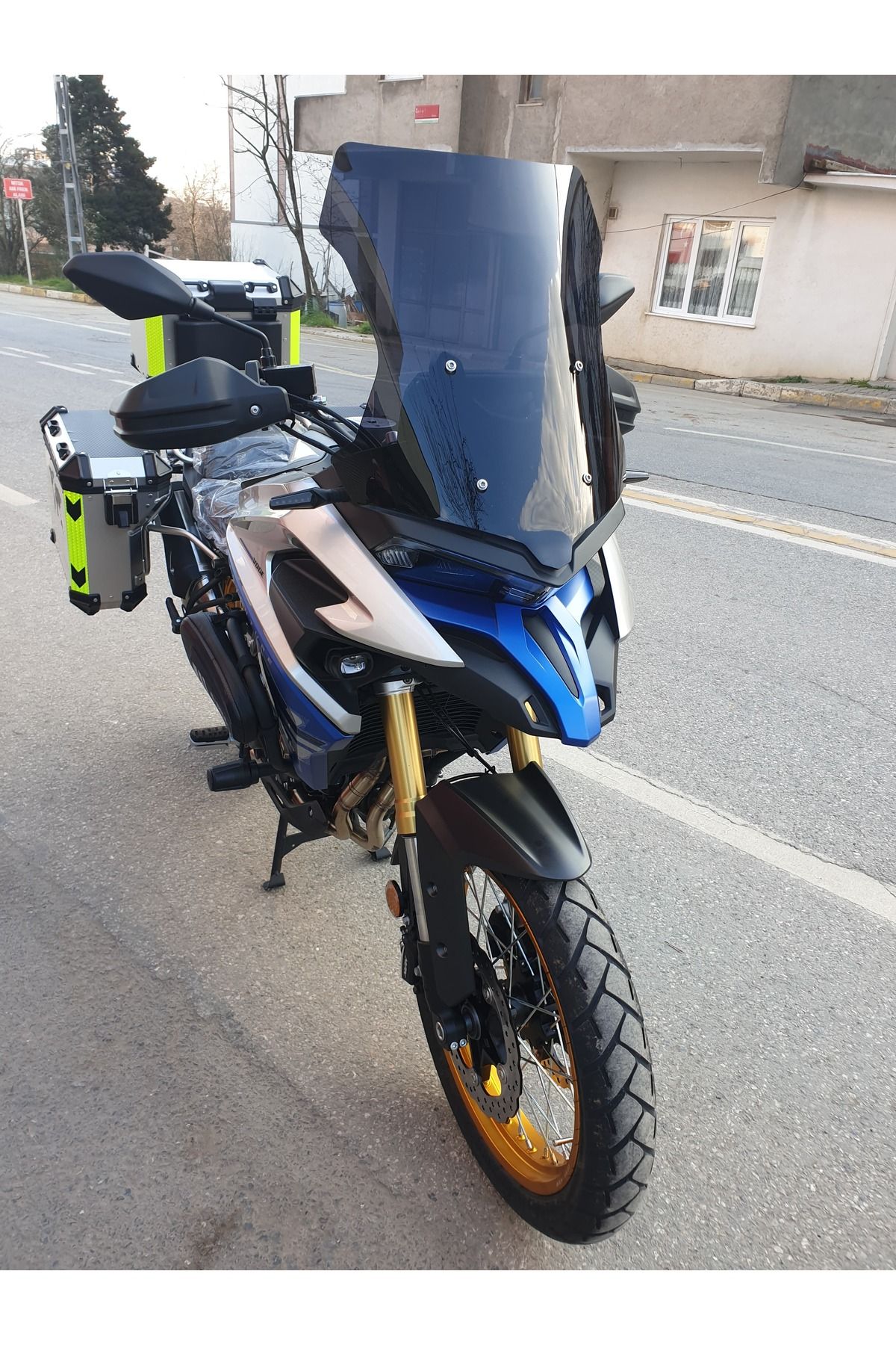 Voge DS 625X Siperlik Ön Cam 2023-2025 Model 56cm Siyah Renkli 4mm SPORTİF MODEL