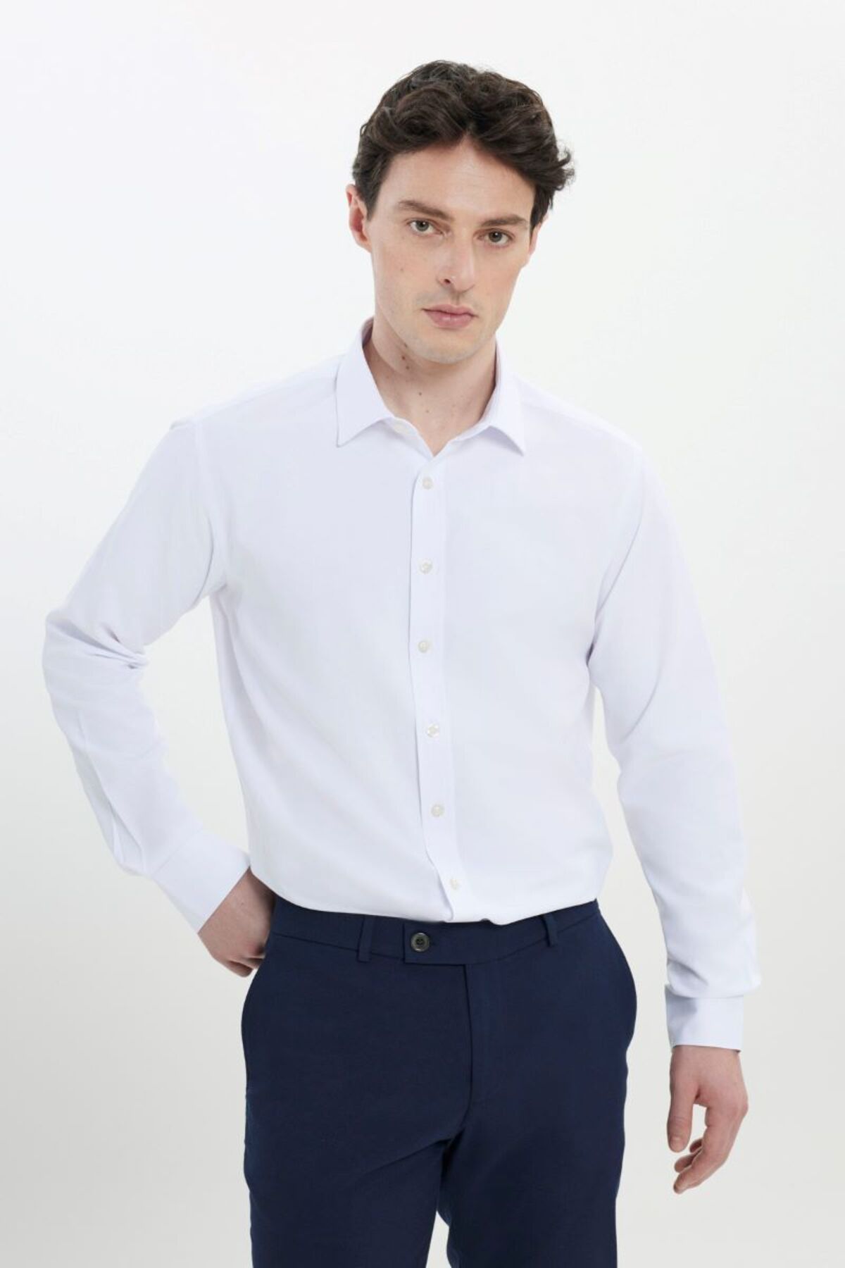 Regular Fit Geniş Kesim Klasik Yaka Armürlü Beyaz Gömlek