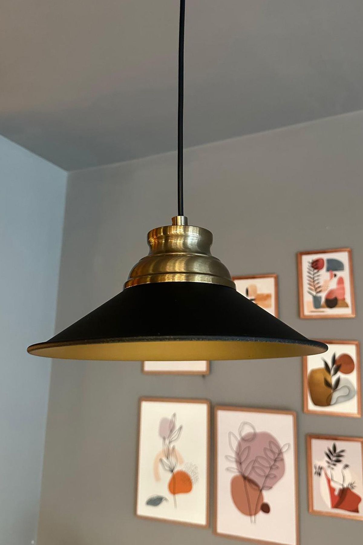 DEKORANLA Modern siyah metal avize, eskitme detaylı kum saati tasarımı, şık ve dekoratif sarkıt.