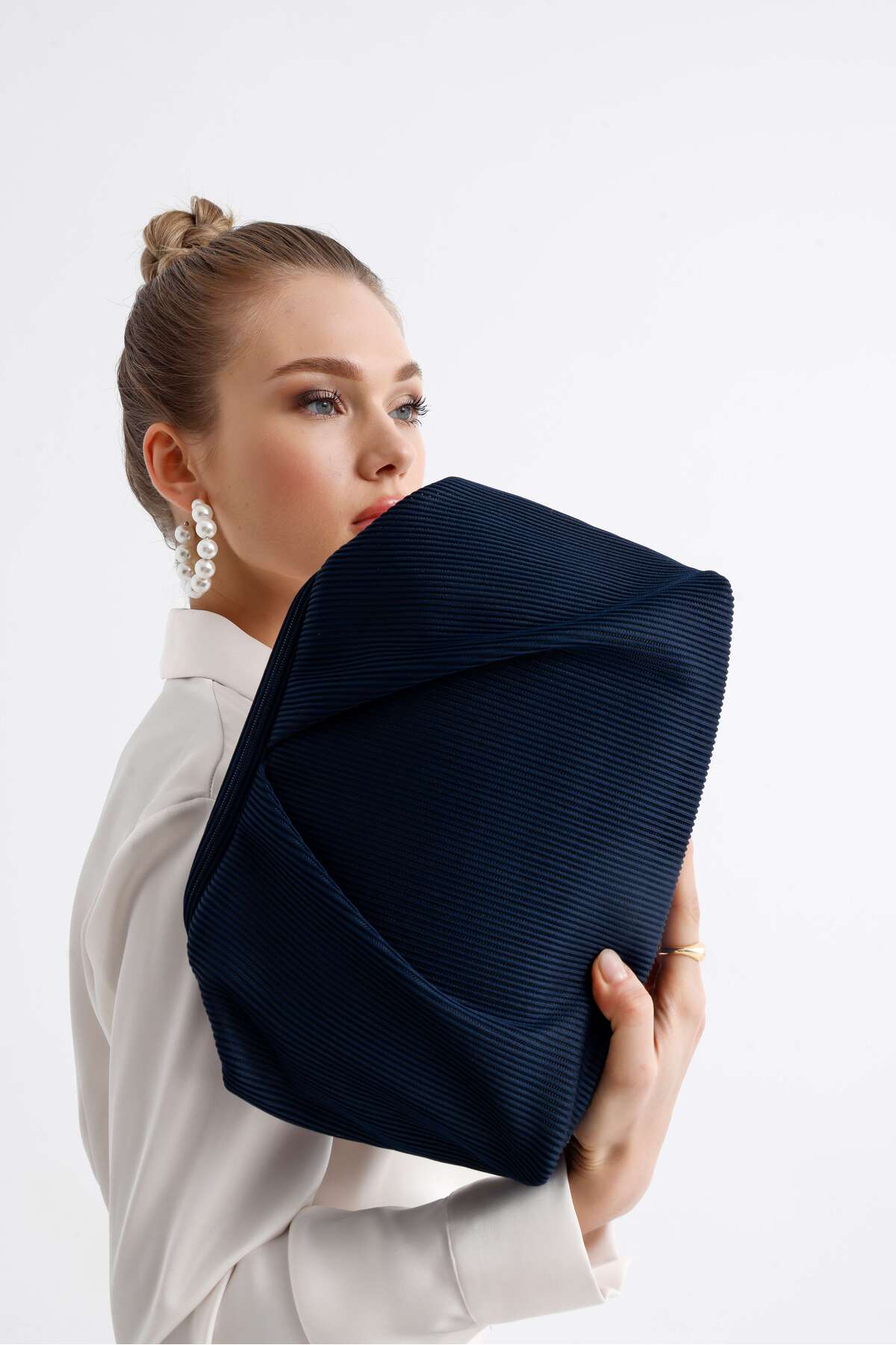 HEYBE'S Heybes Kadın Lacivert Piliseli Clutch El Çantası görsel 2