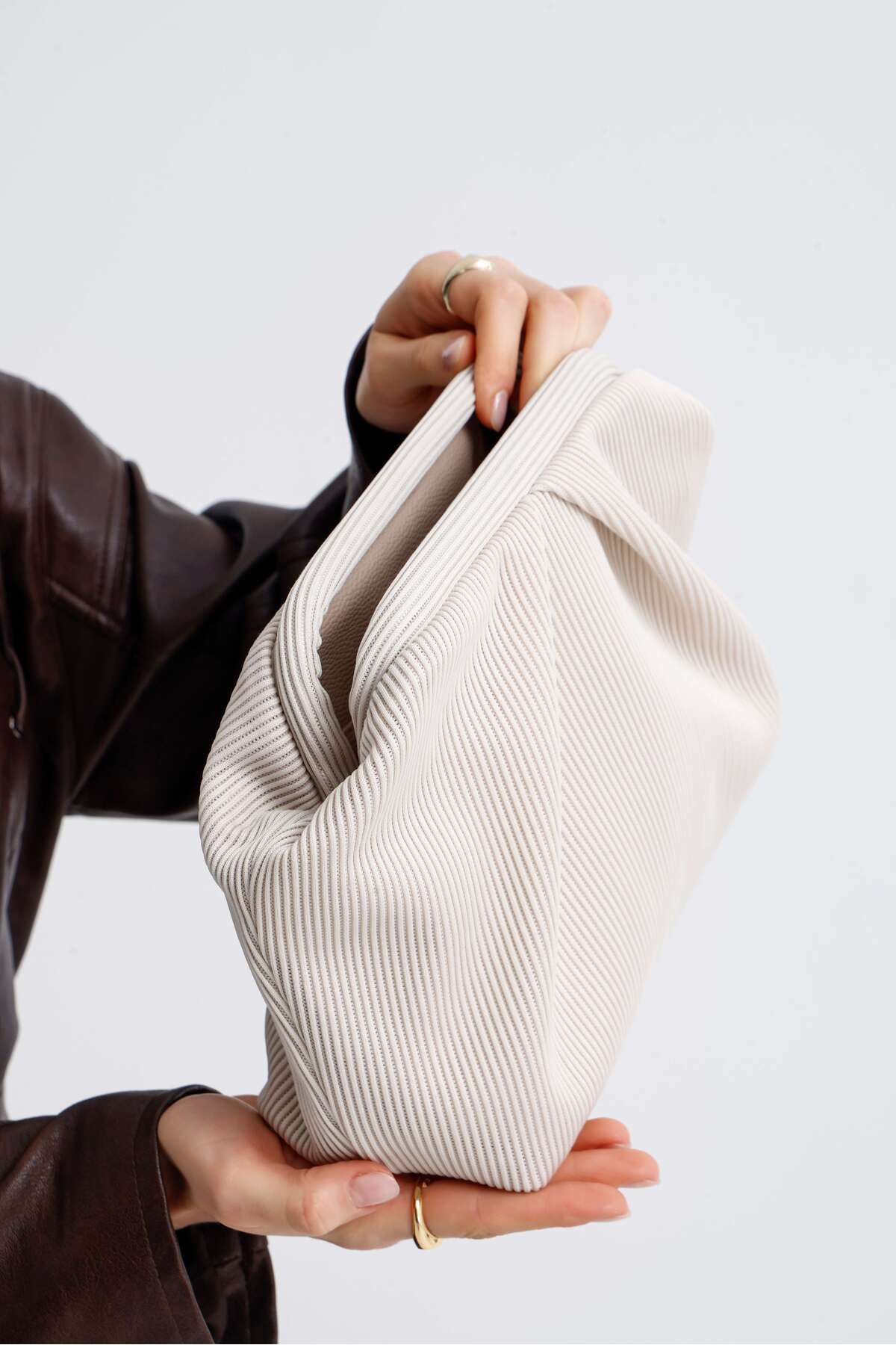HEYBE'S Heybes Kadın Krem Piliseli Clutch El Çantası görsel 5