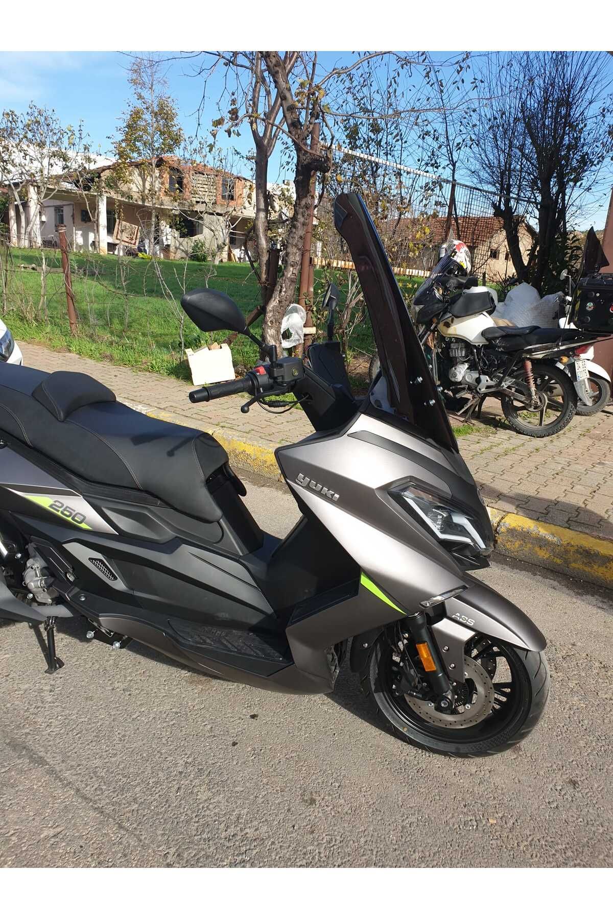 Yuki Explorer 250 Siperlik Ön Cam 2021-2025 Model 72cm Siyah Renkli 4mm UZUN CAM