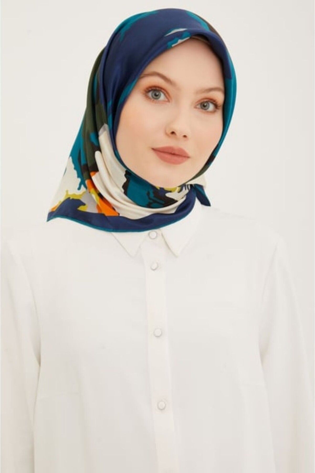 Armine İpek Eşarp Nostalji Sura 8935DS-55 Batik Desen EKRU-PETROL MAVİSİ