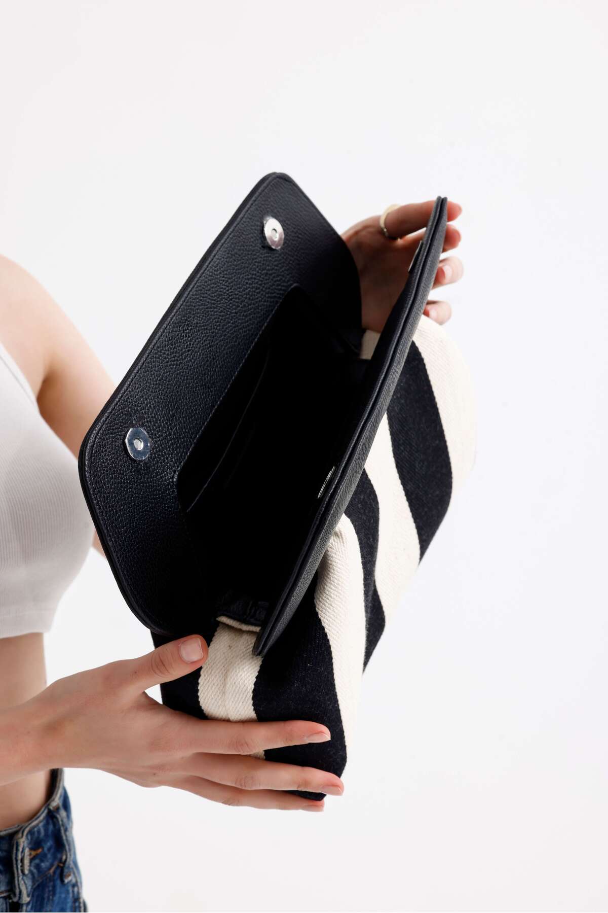 HEYBE'S Heybes Kadın Siyah Çizgi Desenli Kanvas Clutch El Çantası görsel 6