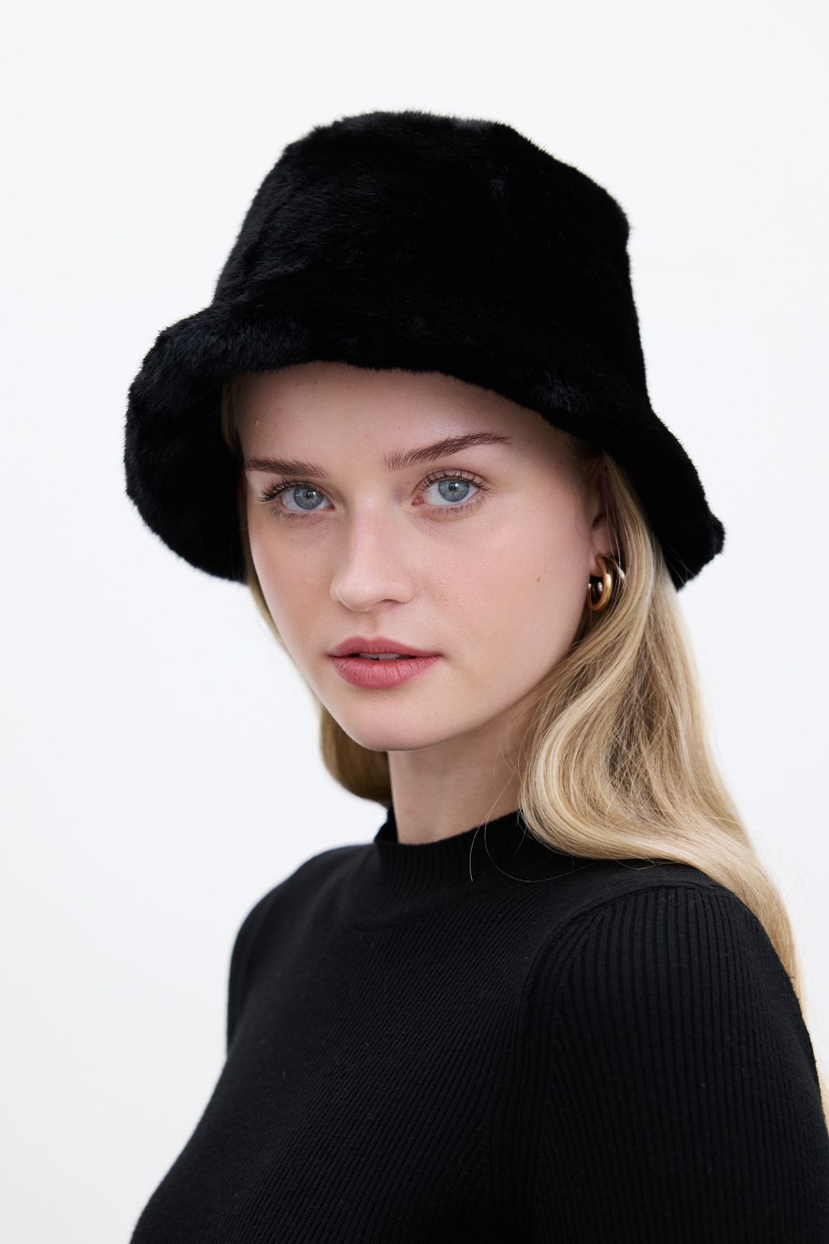 Manuka-Black Faux Fur Bucket Hat 4