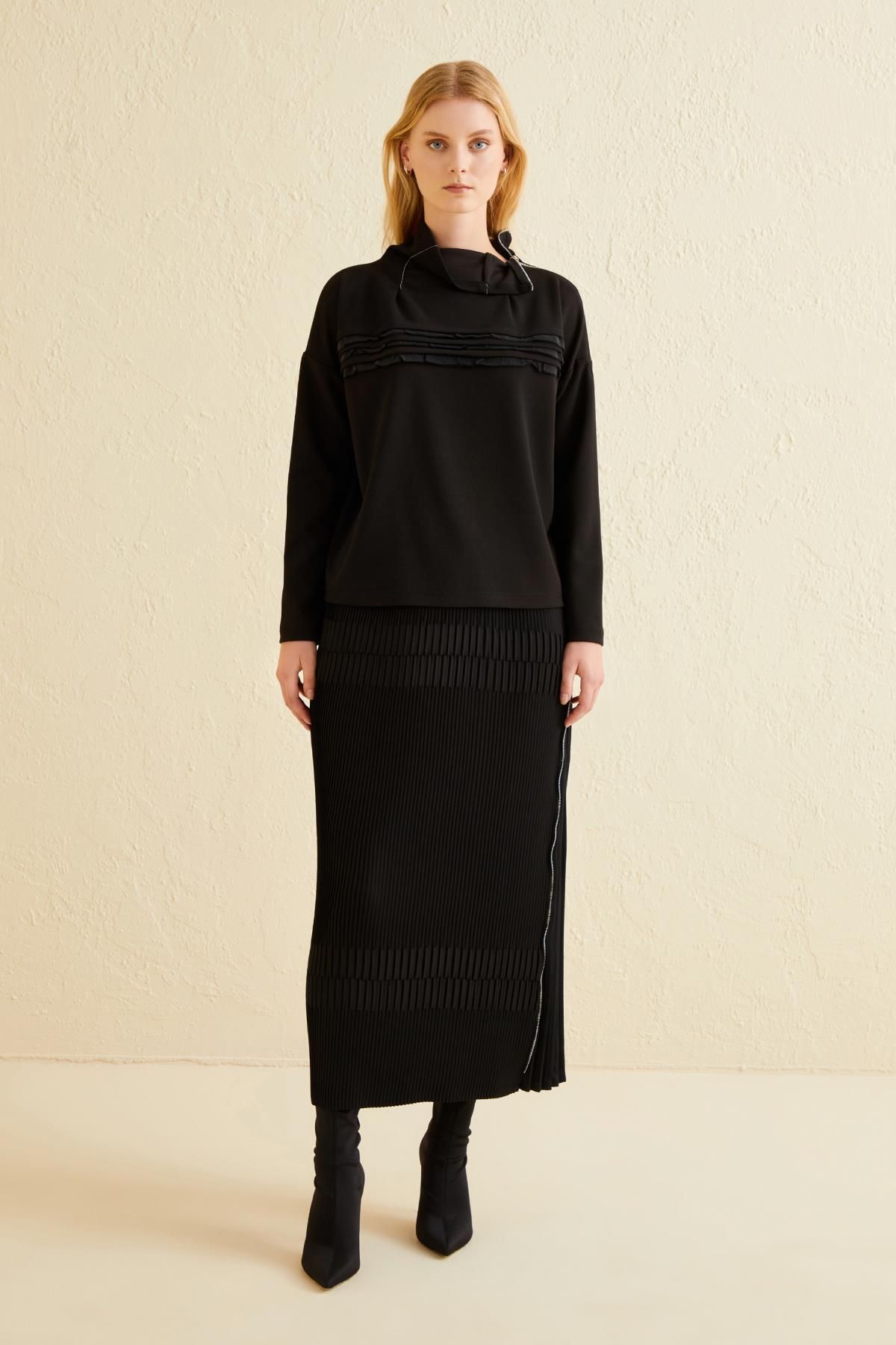 MissWhence-Pleated Long Skirt - Side Zipper Detail 1