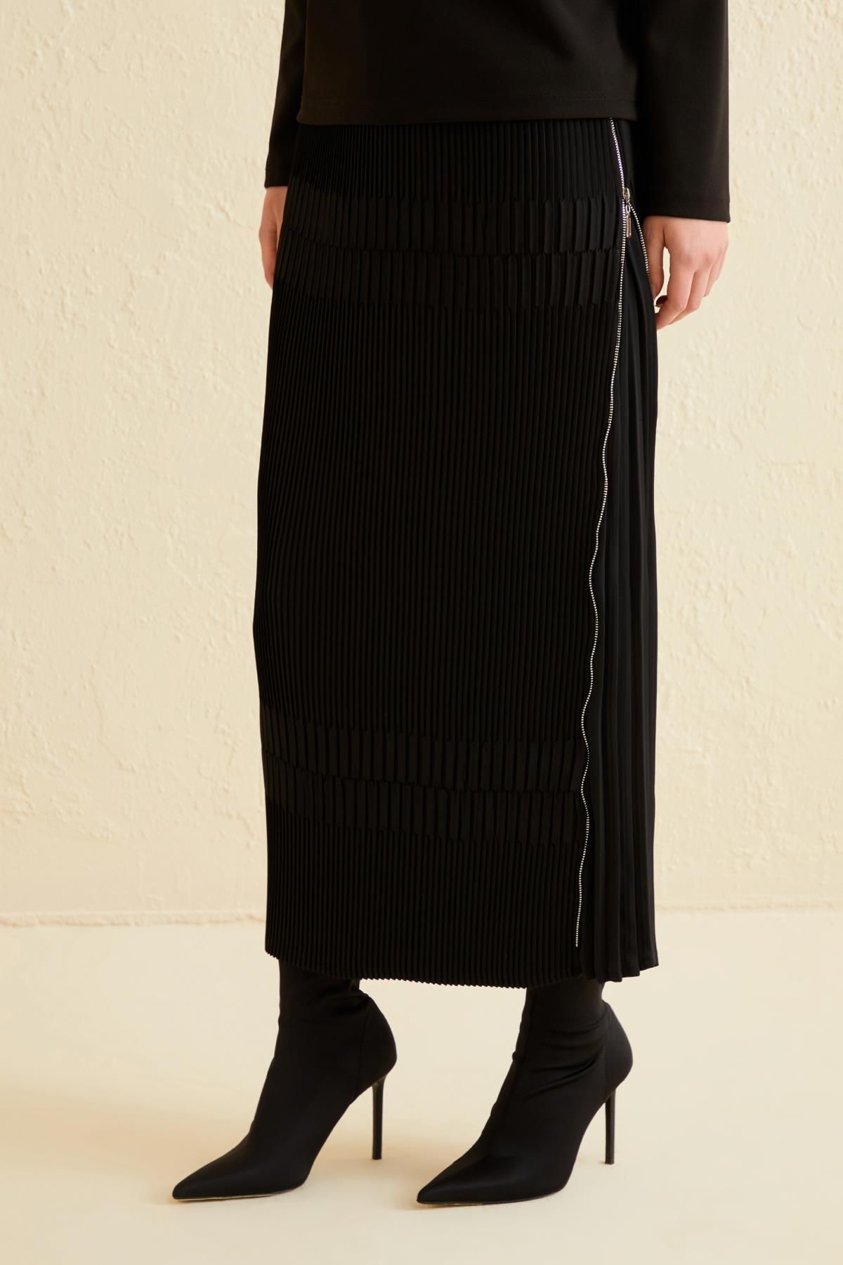 MissWhence-Pleated Long Skirt - Side Zipper Detail 3