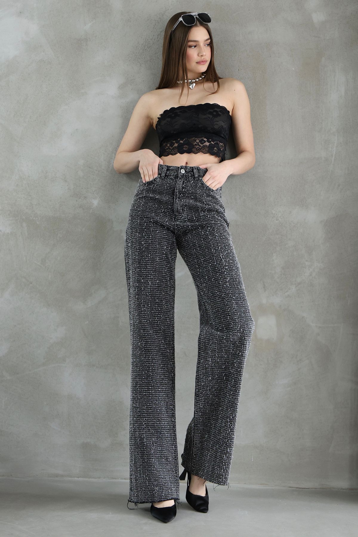 Trendyol Collection Czarne teksturowane jeansy z wysokim stanem i szerokimi nogawkami Twoss25Je00149