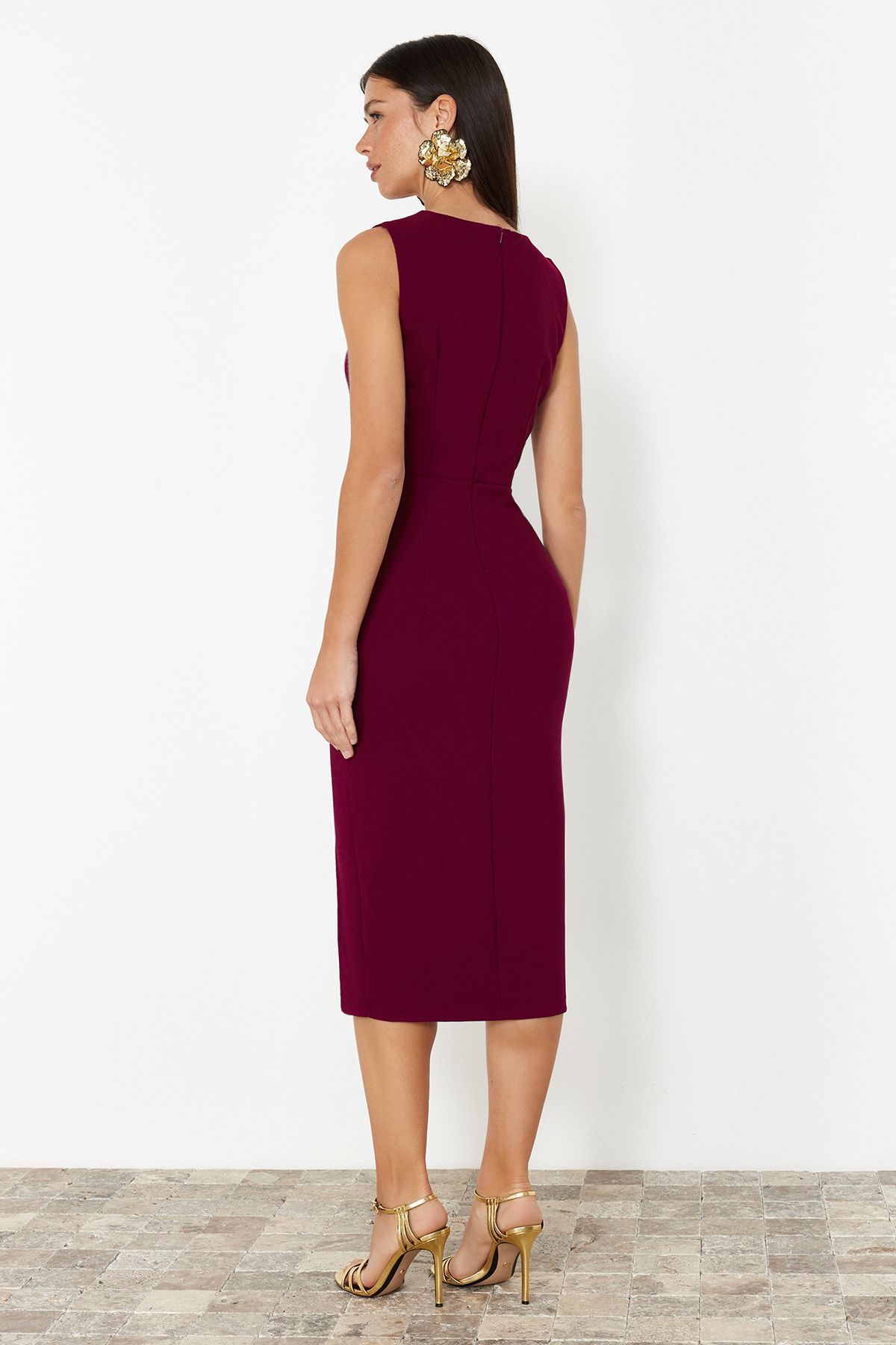Trendyol Collection-Gewebtes Kleid in Pflaumenfarbe mit Cut-Out-Details - TPRSS24EL00140 6