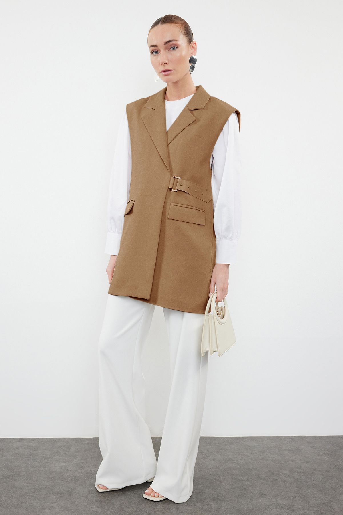 Trendyol Modest-Nerzfarbene gewebte Weste mit halber Taille und Gürtelverschluss TCTAW23YL00006 2
