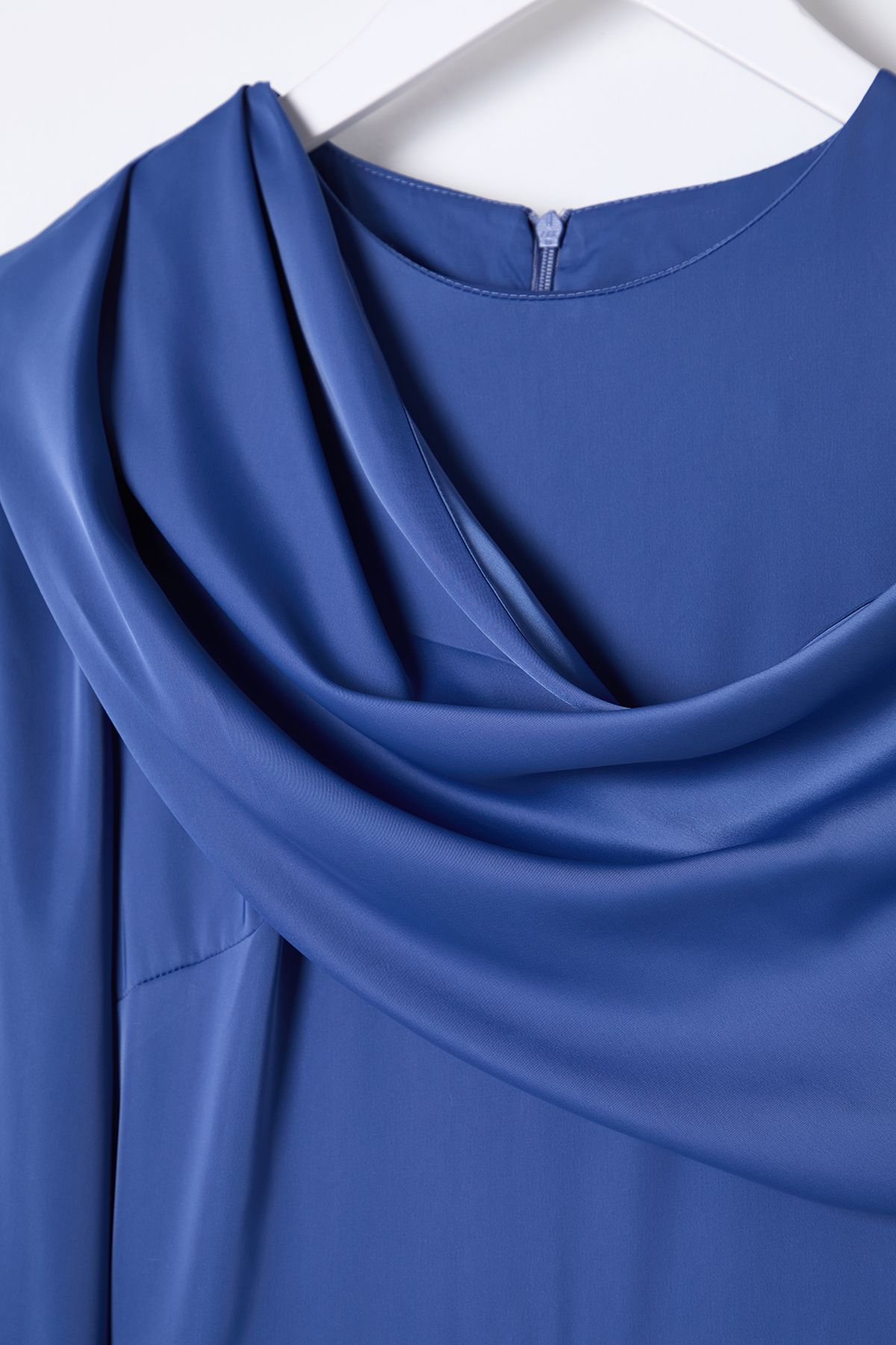 Trendyol Modest-فستان سهرة من الساتان بتفاصيل شال أزرق TCTSS25DB00009 7