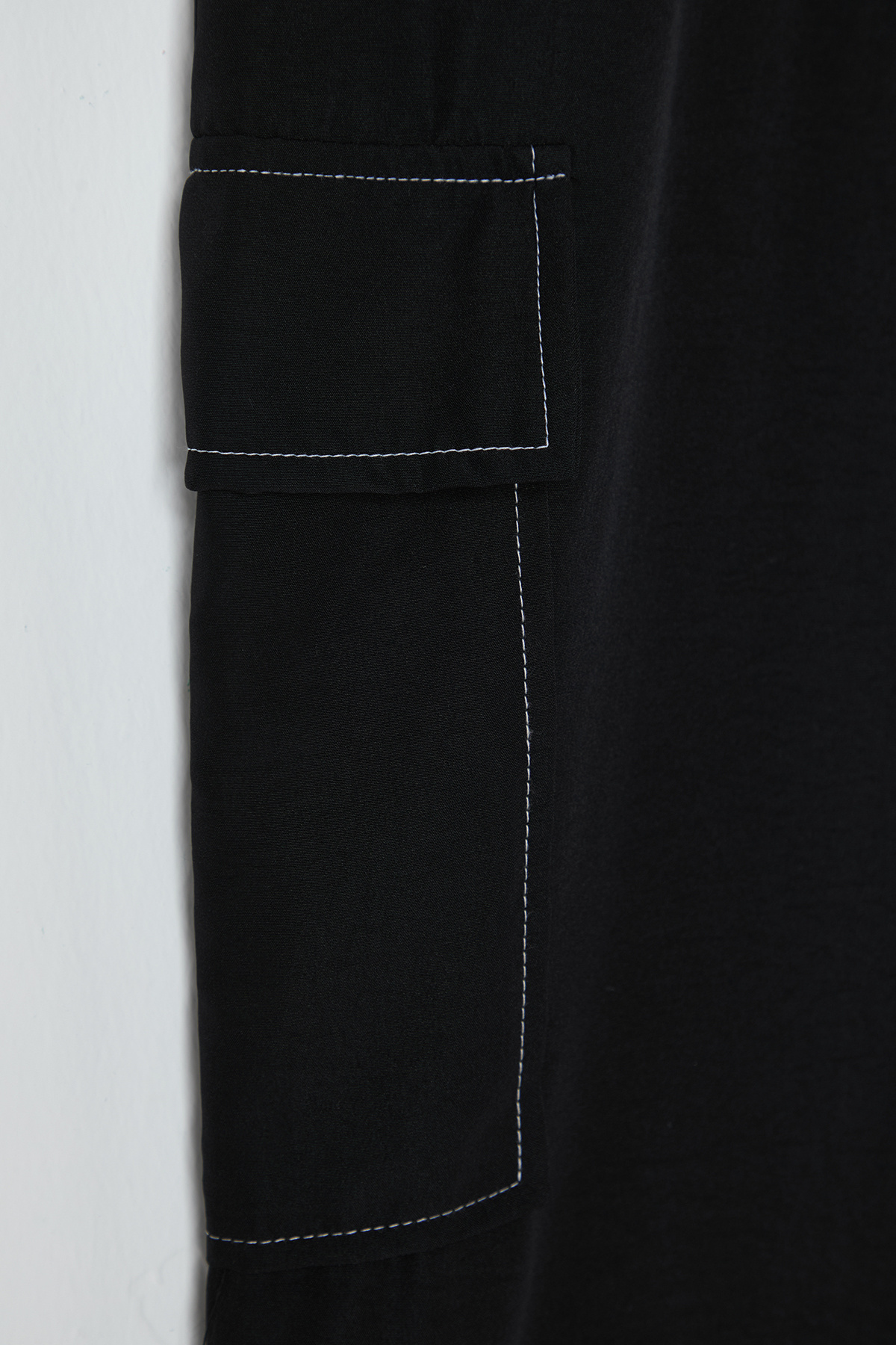 Trendyol Curve-Černé Cargo Wide Leg Kontrastní prošívání Detail Woven Pants Tbbaw25Ar00024 8