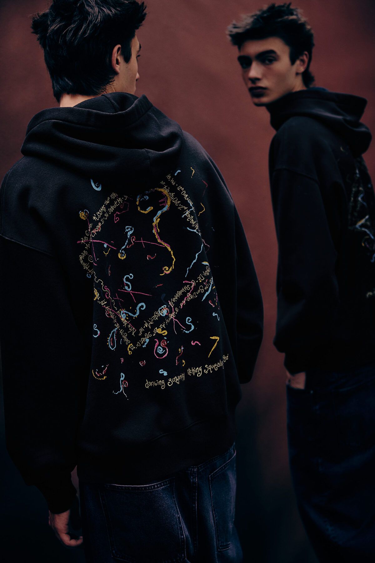 سویشرت مشکی مردانه بالای سرپوش و چاپی بزرگ H M H&M