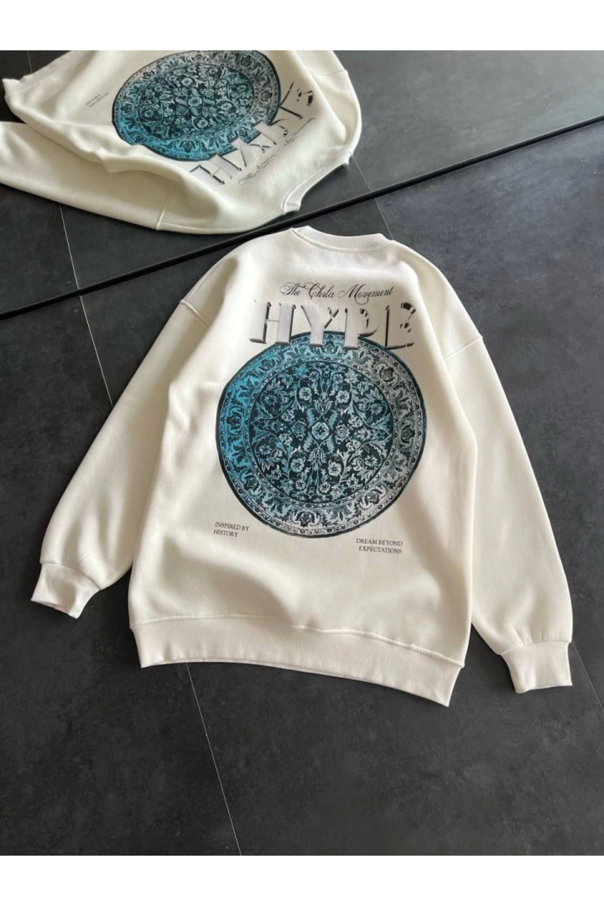 leyla sanat sanata yeni bir bakış açısı-Leyla Sanat a New Perspective on Art Three Thread Crew Neck Printed Sweatshirt - White 4