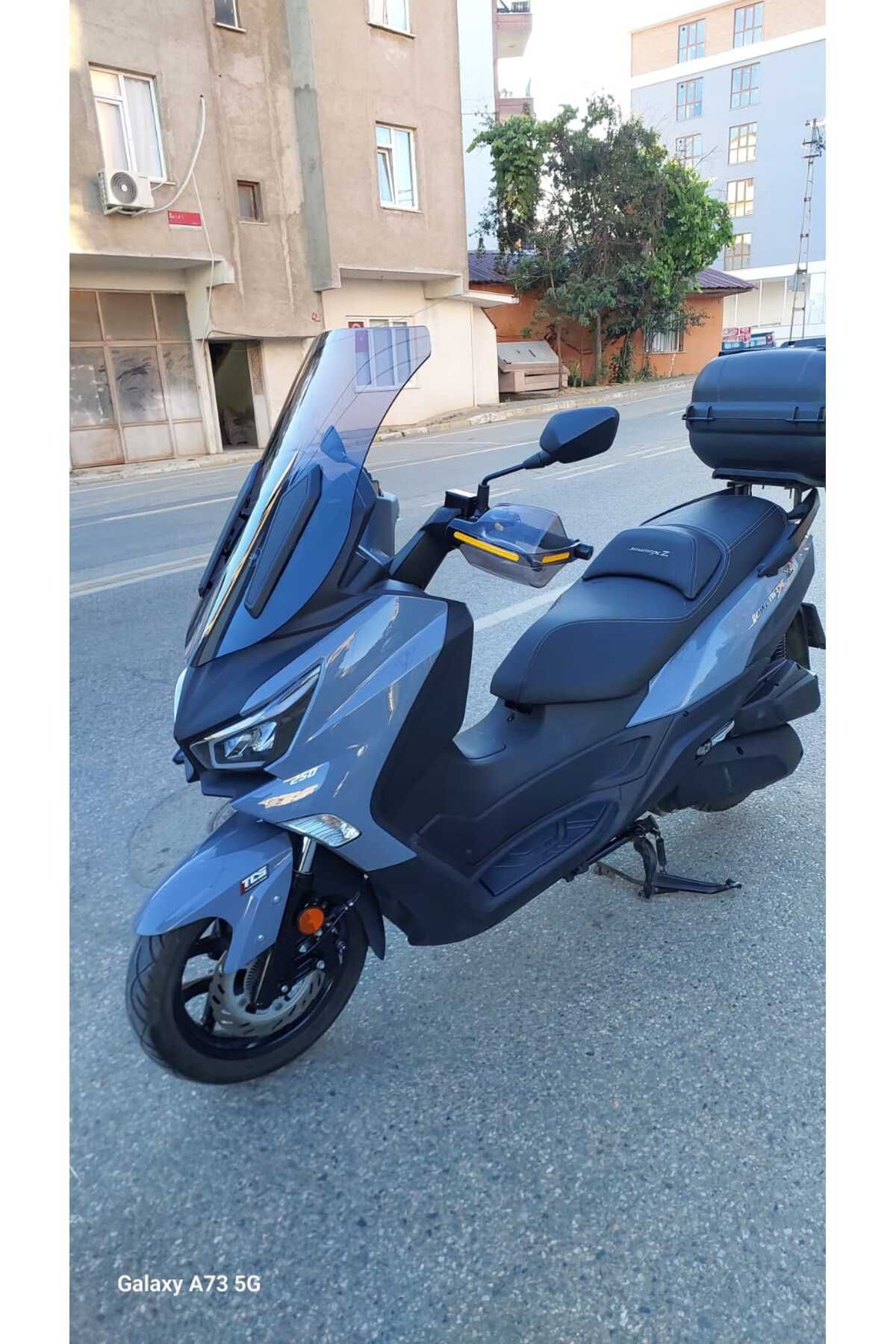 SYM Joymax Z Plus Siperlik Ön Cam 2023-2025 Model 70cm Füme Renkli 4mm